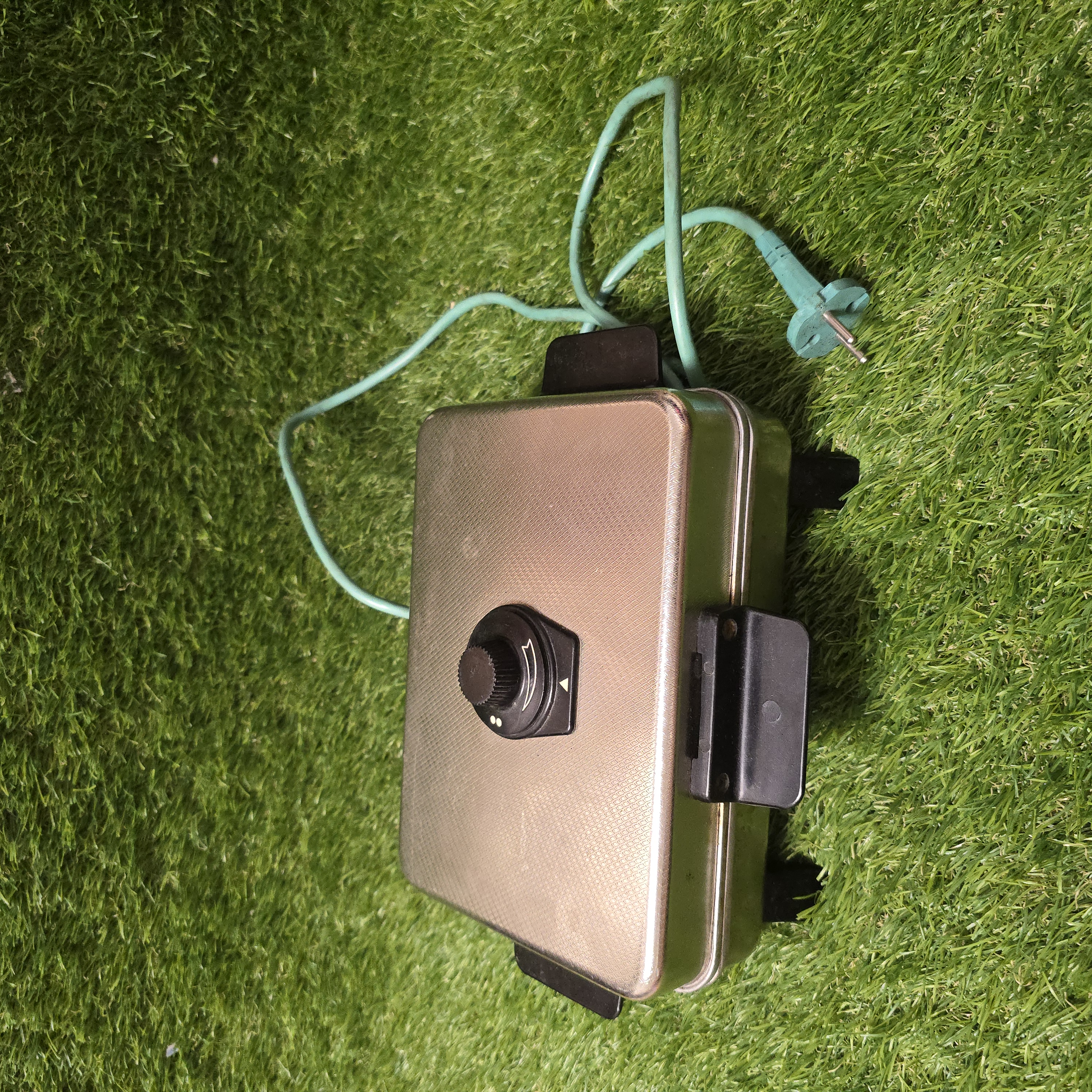 Senovinė elektrinė vaflinė su laidu