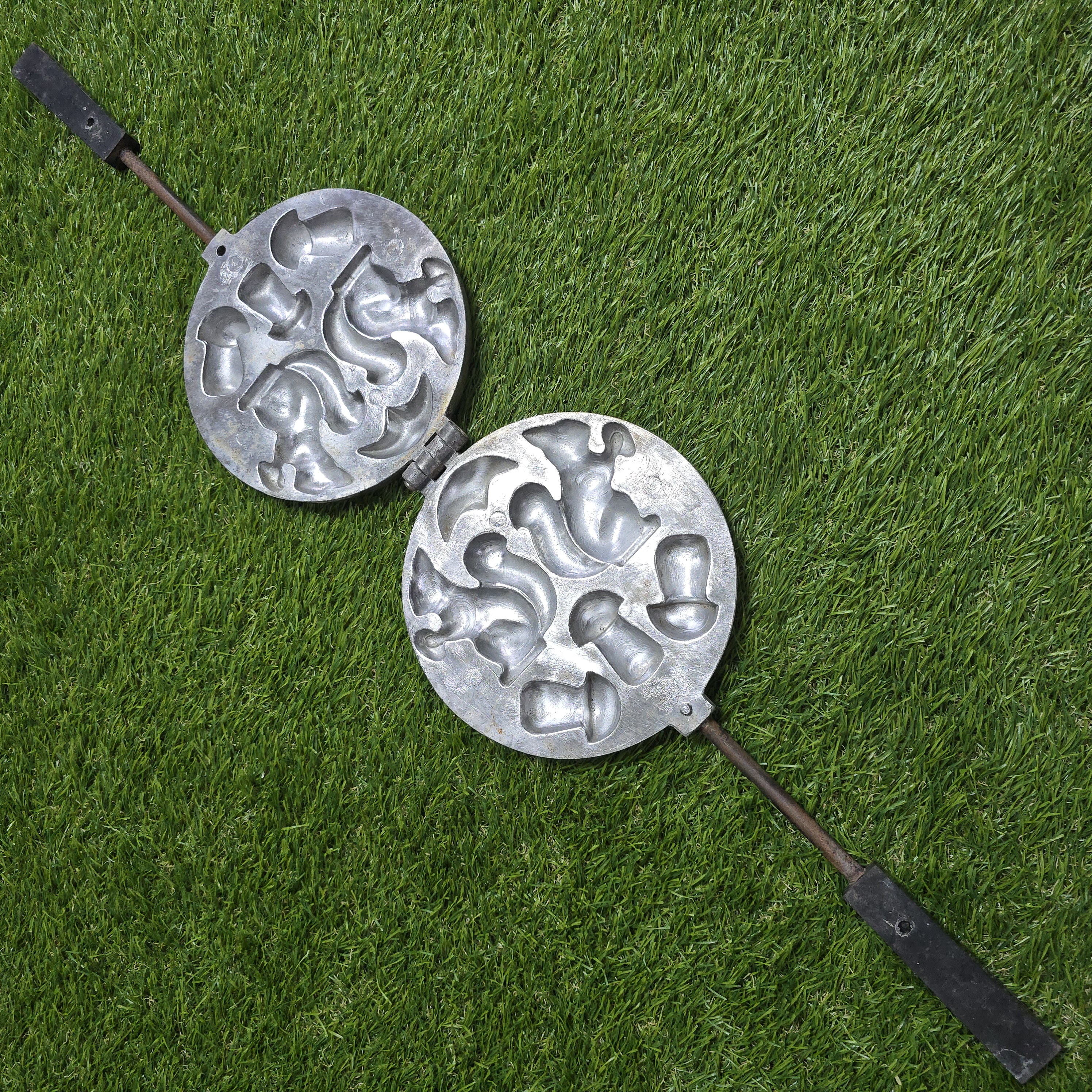 Senovinė asorti (2 voveraitės ir 3 grybukai) keptuvė