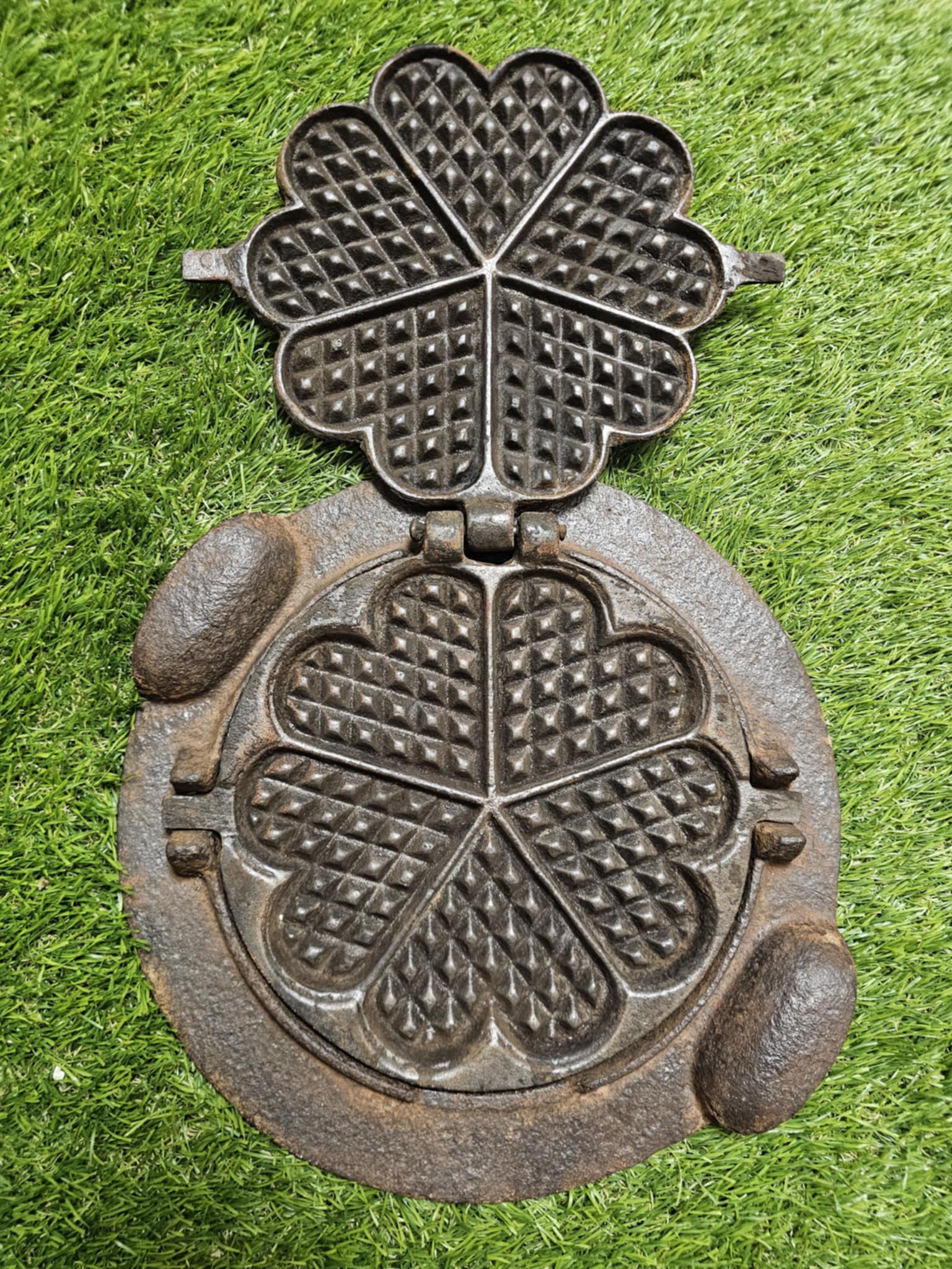 Vartoma čirvinė keptuvė