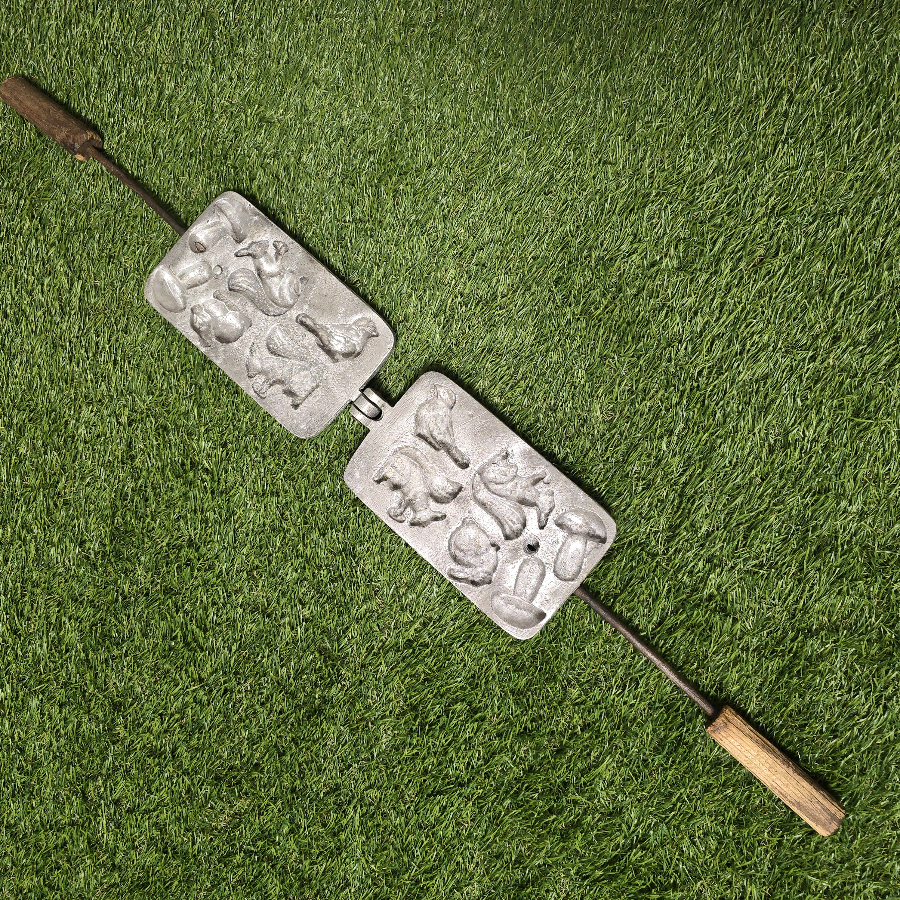 Senovinė asorti keptuvė (paukštelis, zuikutis, 2 voverės, 2 grybukai)