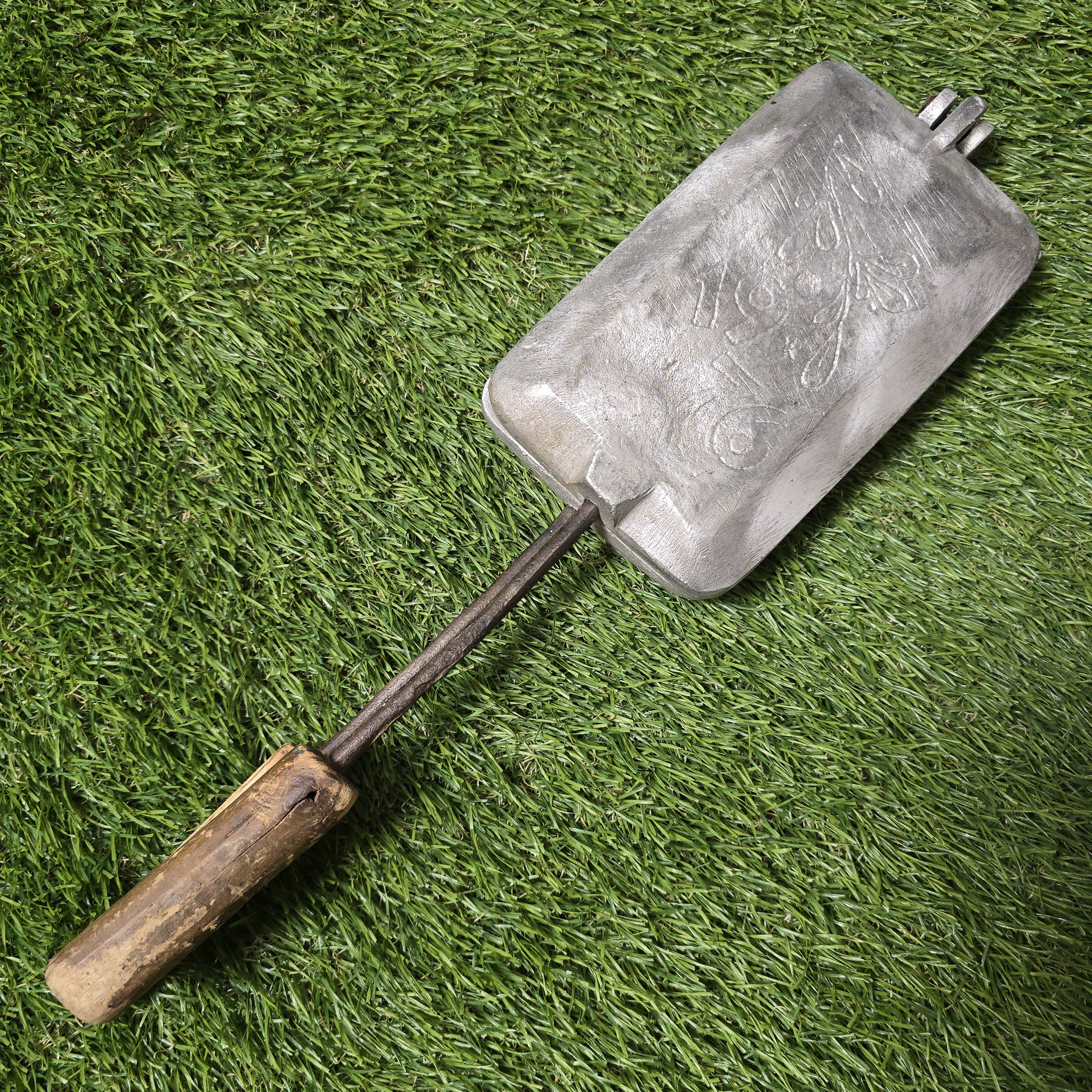 Senovinė asorti keptuvė (paukštelis, zuikutis, 2 voverės, 2 grybukai)