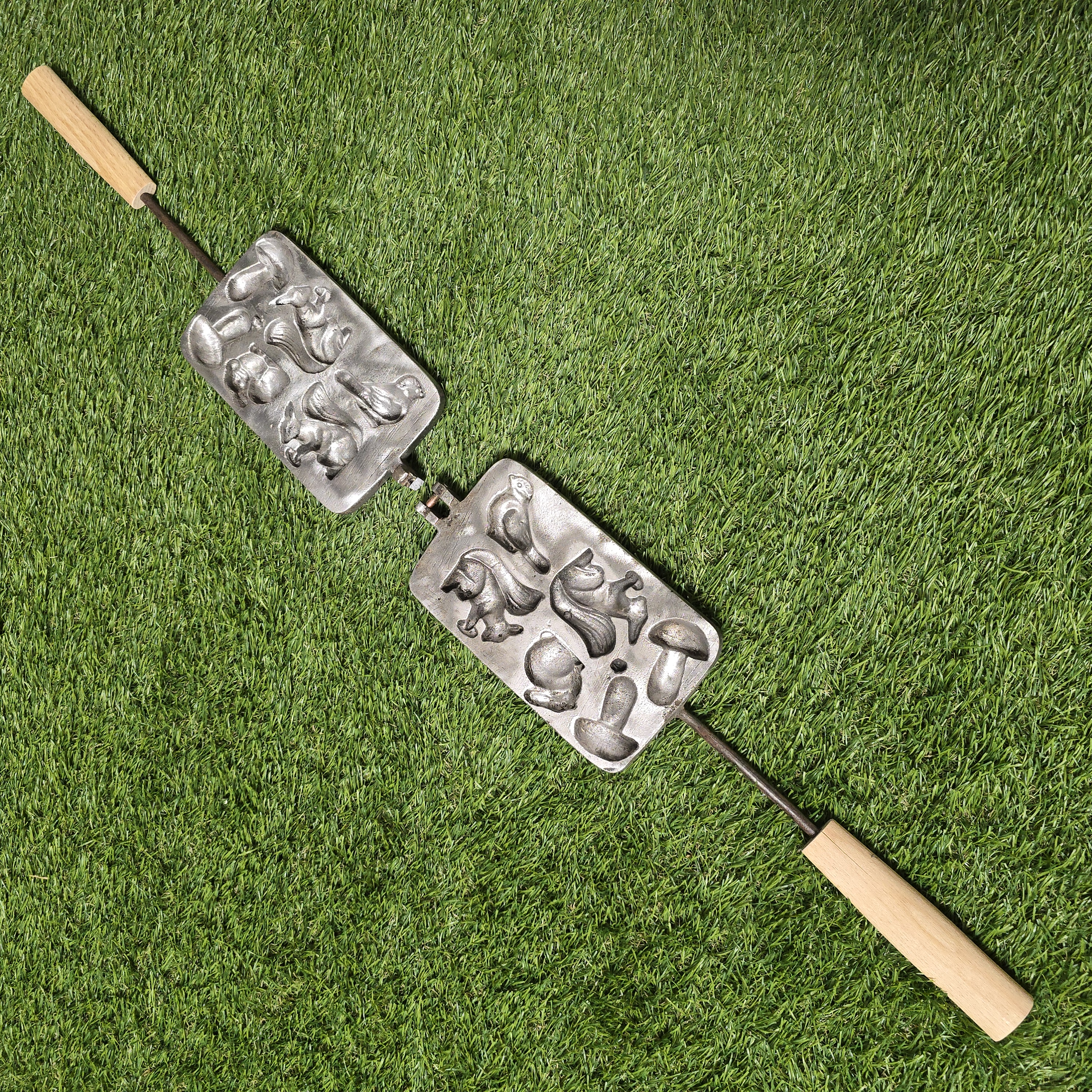 Senovinė asorti keptuvė (paukštelis, zuikutis, 2 voverės, 2 grybukai) SU VYRIO DEFEKTU