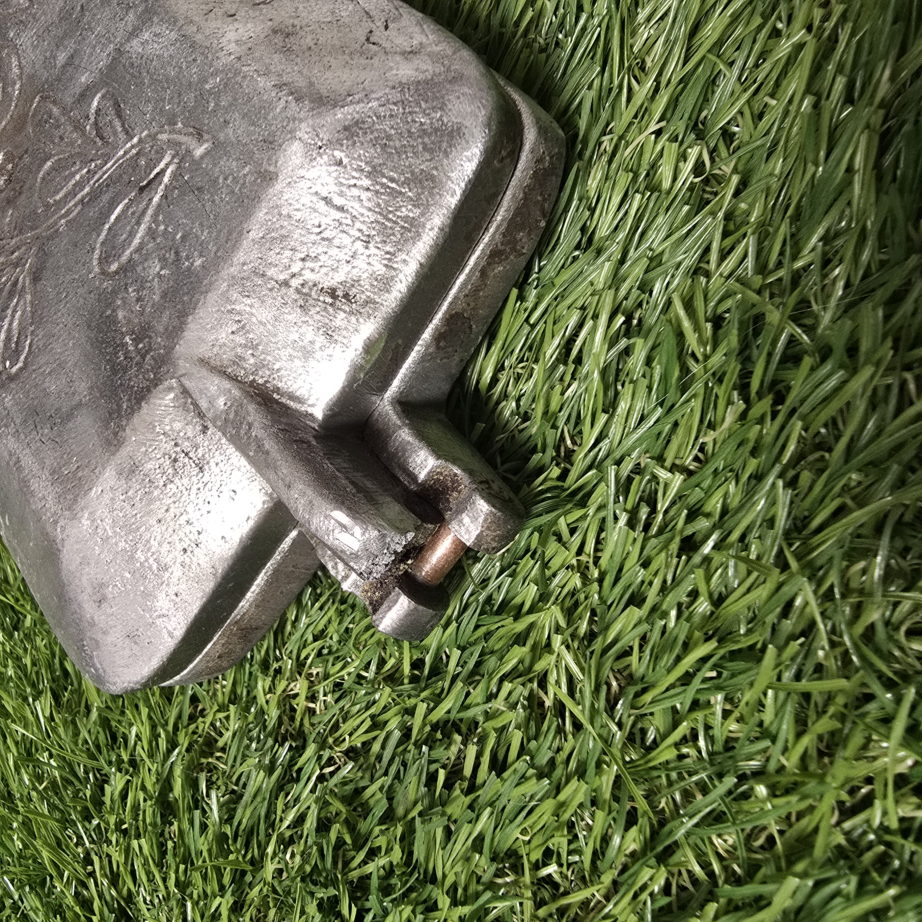 Senovinė asorti keptuvė (paukštelis, zuikutis, 2 voverės, 2 grybukai) SU VYRIO DEFEKTU