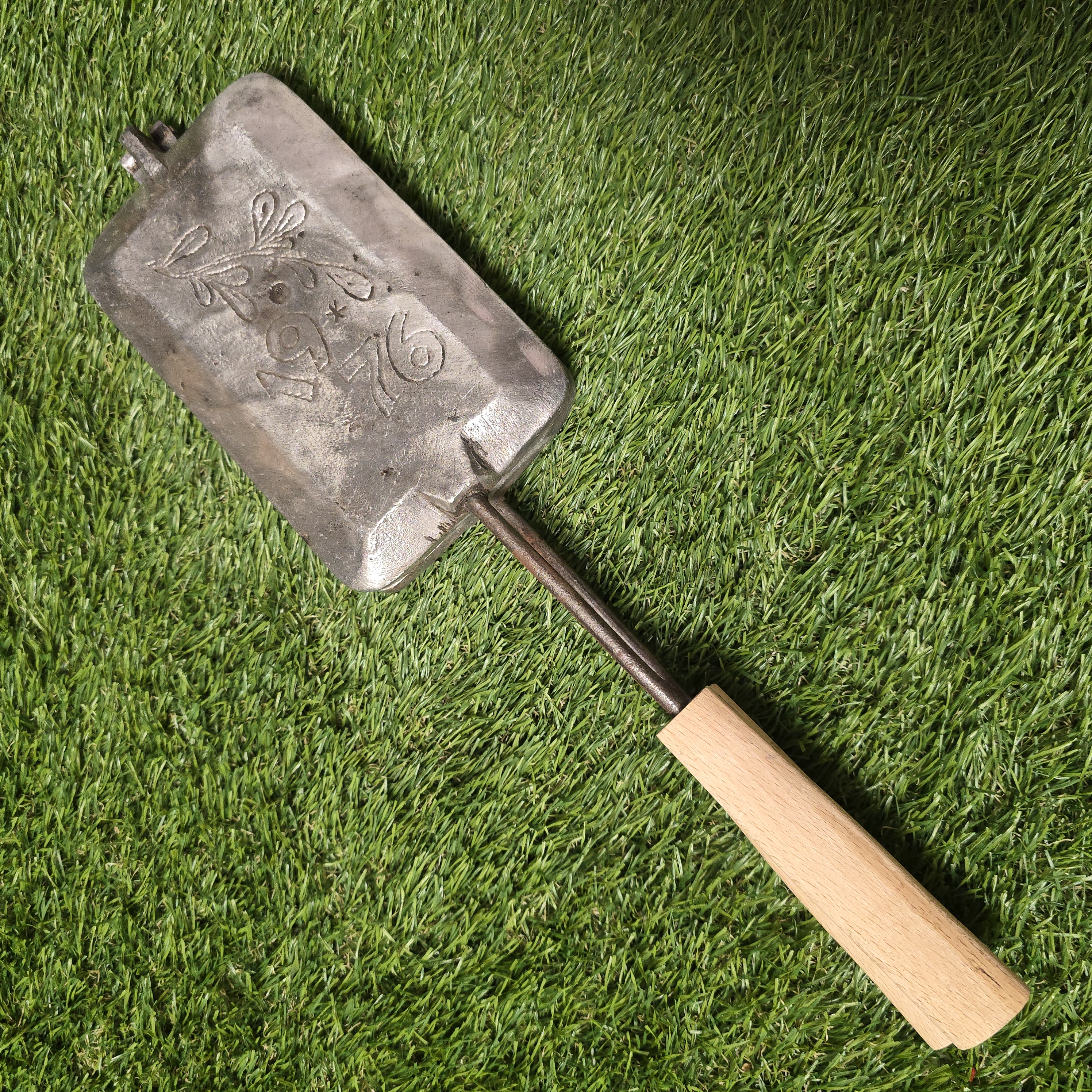 Senovinė asorti keptuvė (paukštelis, zuikutis, 2 voverės, 2 grybukai) SU VYRIO DEFEKTU