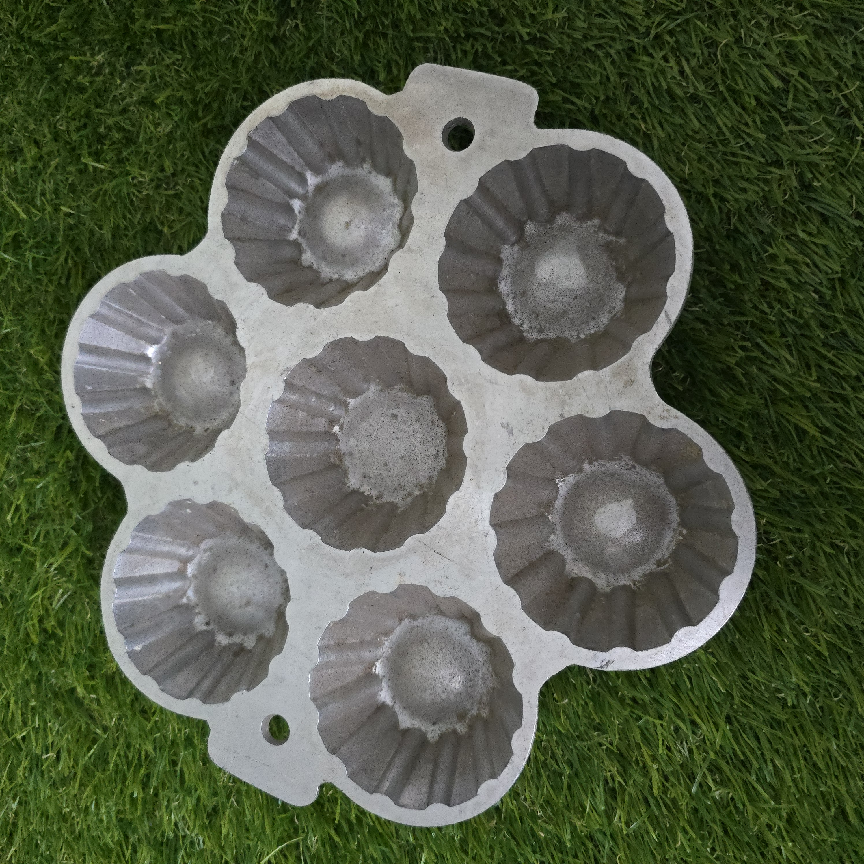 Senovinė krepšelių kepimo forma