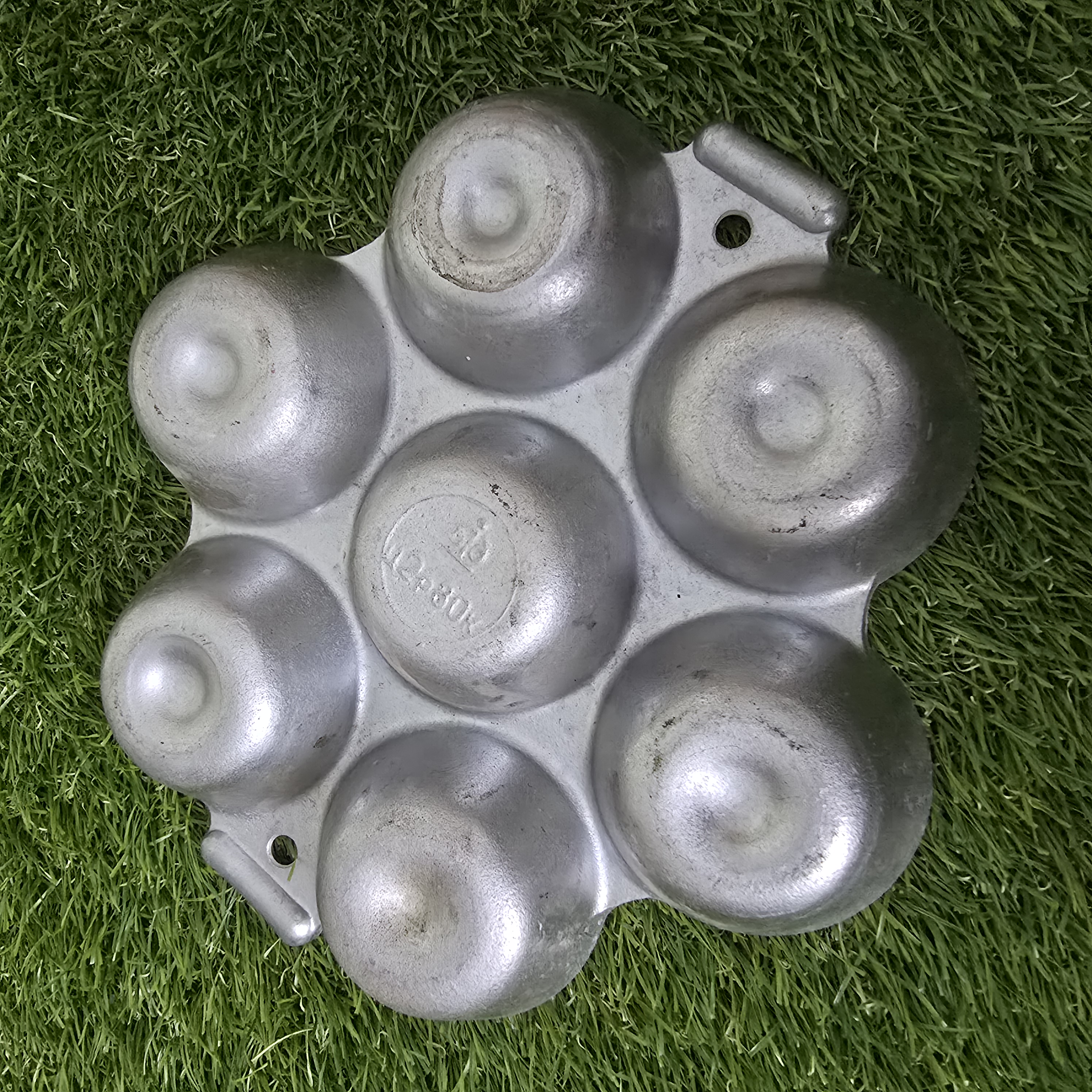 Senovinė krepšelių kepimo forma