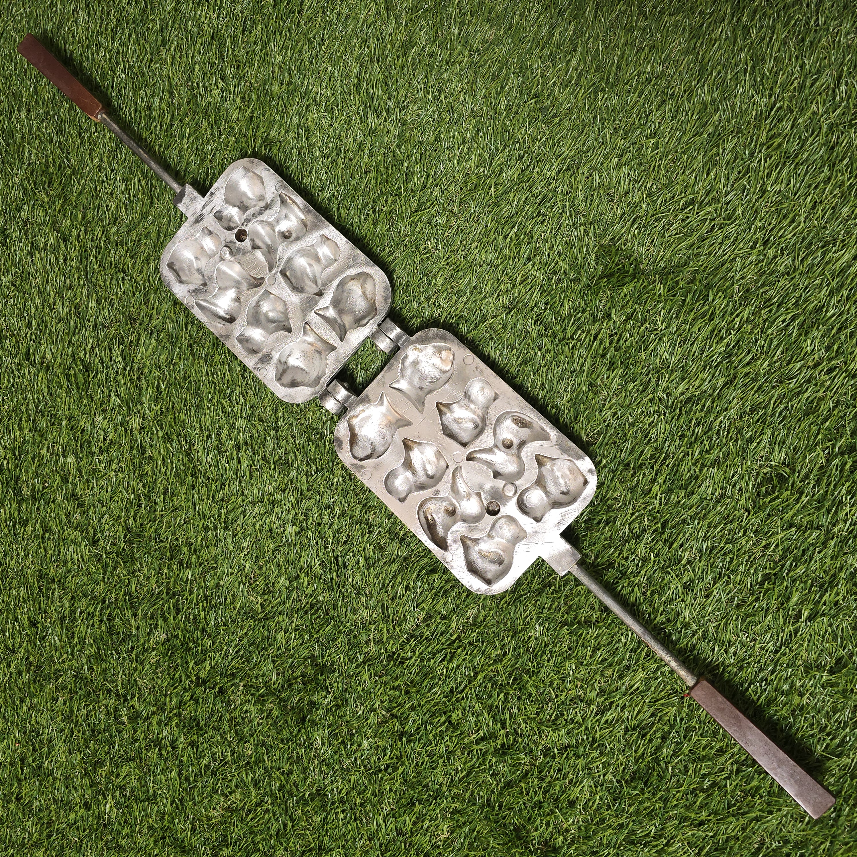 Senovinė asorti (2 paukšteliai, 2 žuvelės, 2 krokodilai ir 2 ruoniai) keptuvė