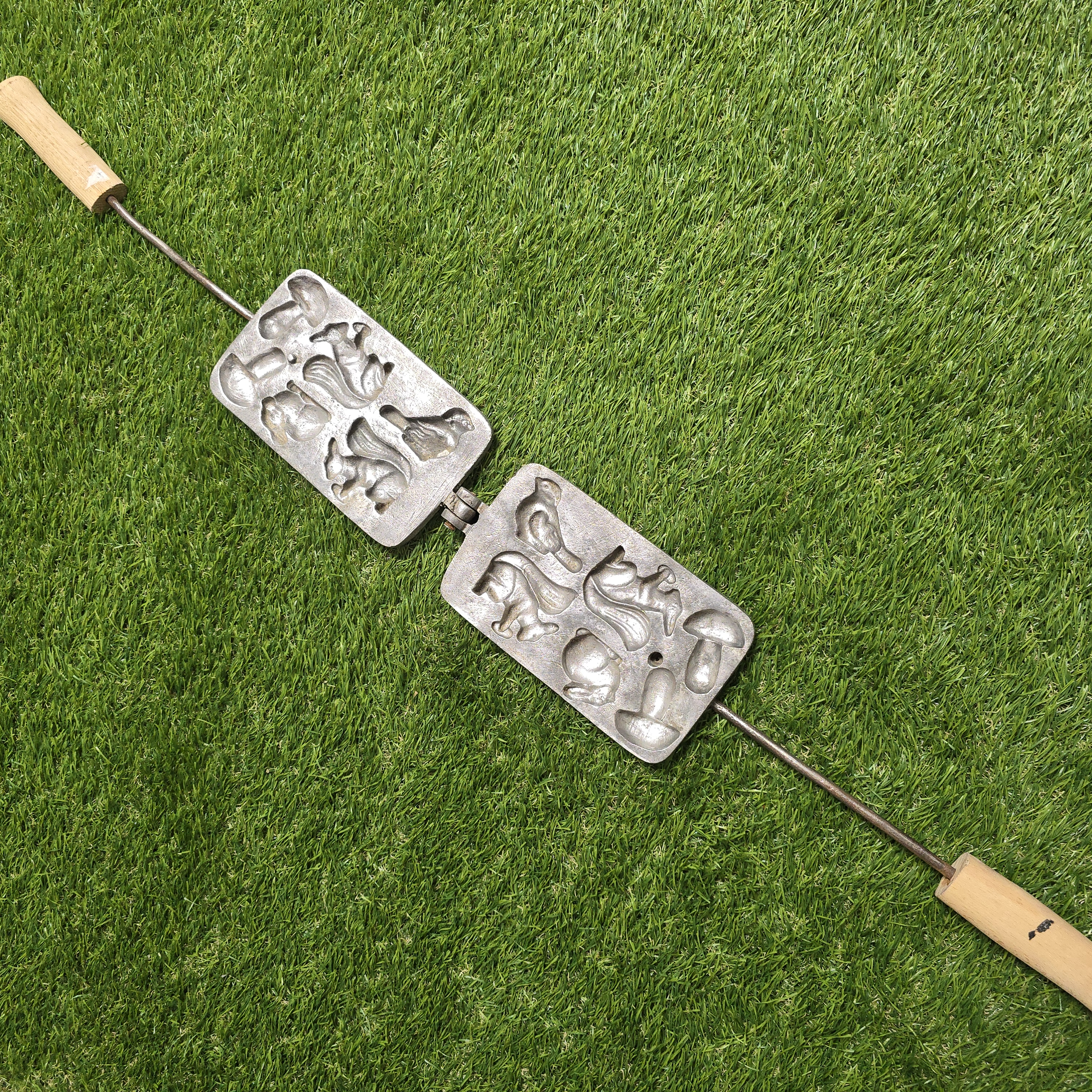 Senovinė asorti (2 voveraitės, zuikis, paukštukas) keptuvė