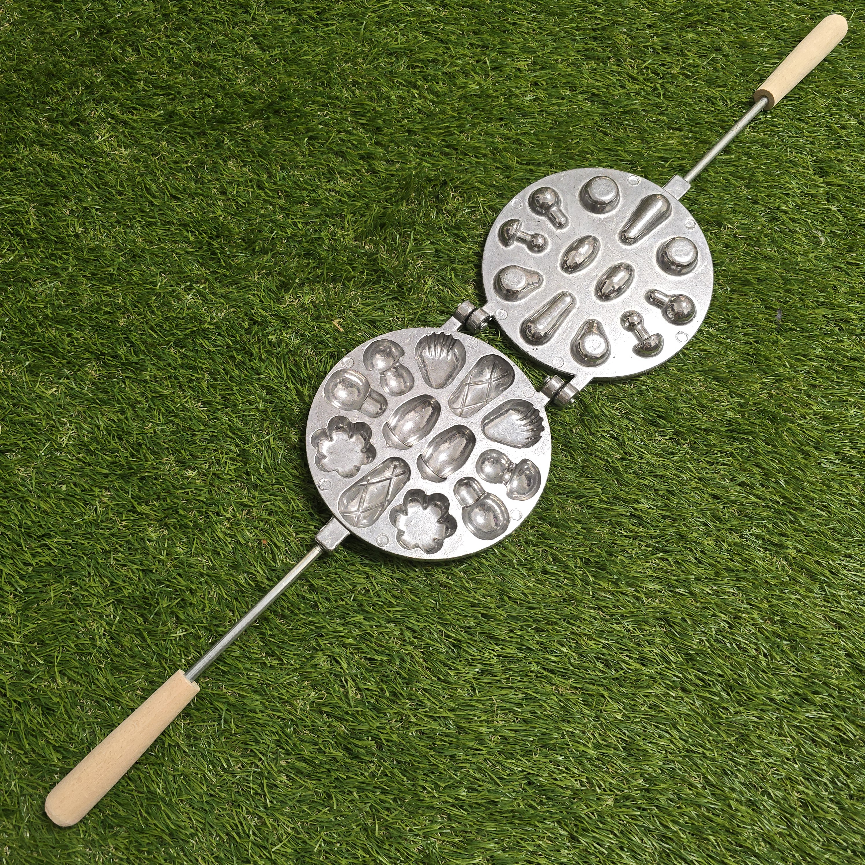 Šiuolaikinė asorti (2 gilės, 2 grybukai, 2 kriaušės, 2 kriauklytės, 2 gėlytės ir 2 kankorėžiai) keptuvė