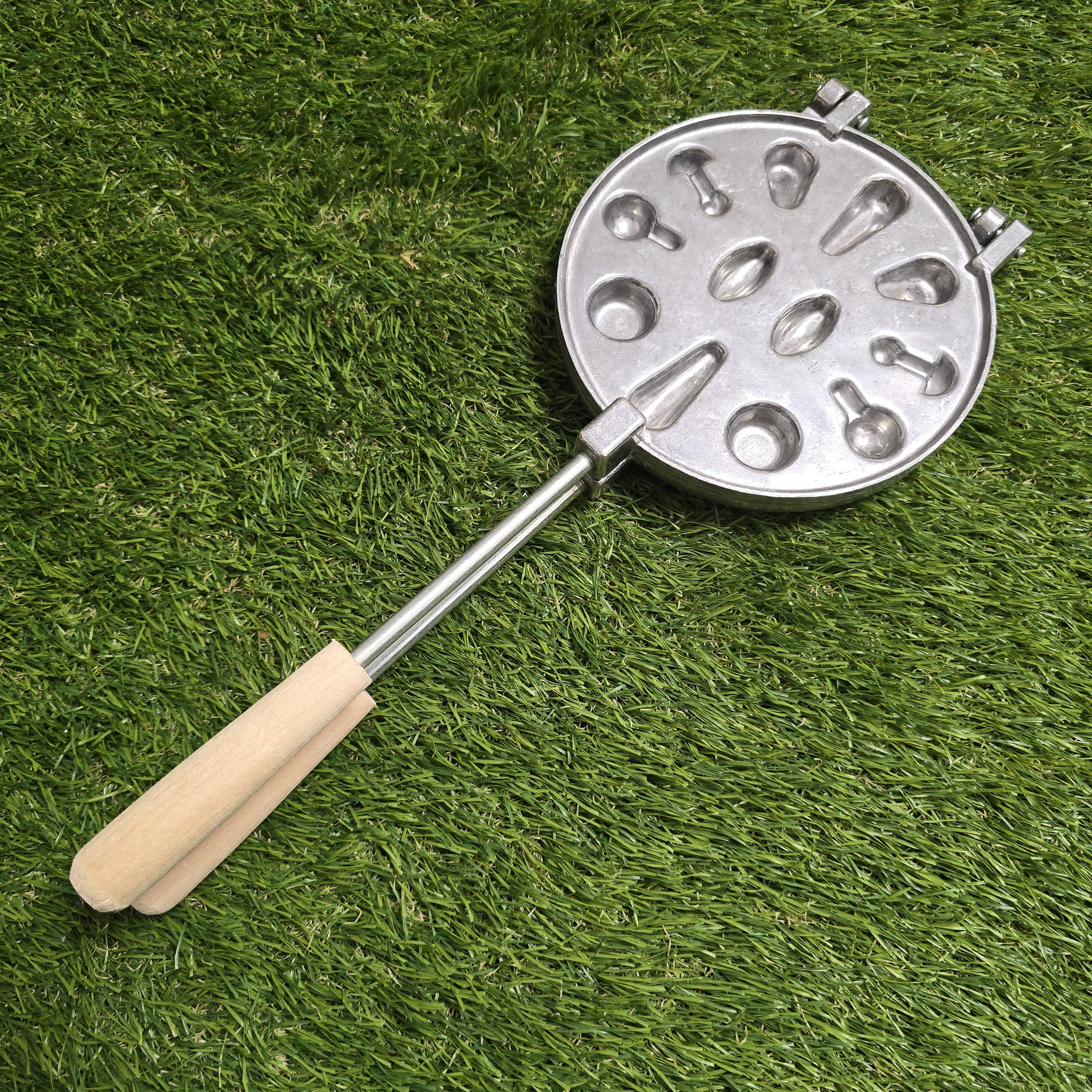 Šiuolaikinė asorti (2 gilės, 2 grybukai, 2 kriaušės, 2 kriauklytės, 2 gėlytės ir 2 kankorėžiai) keptuvė