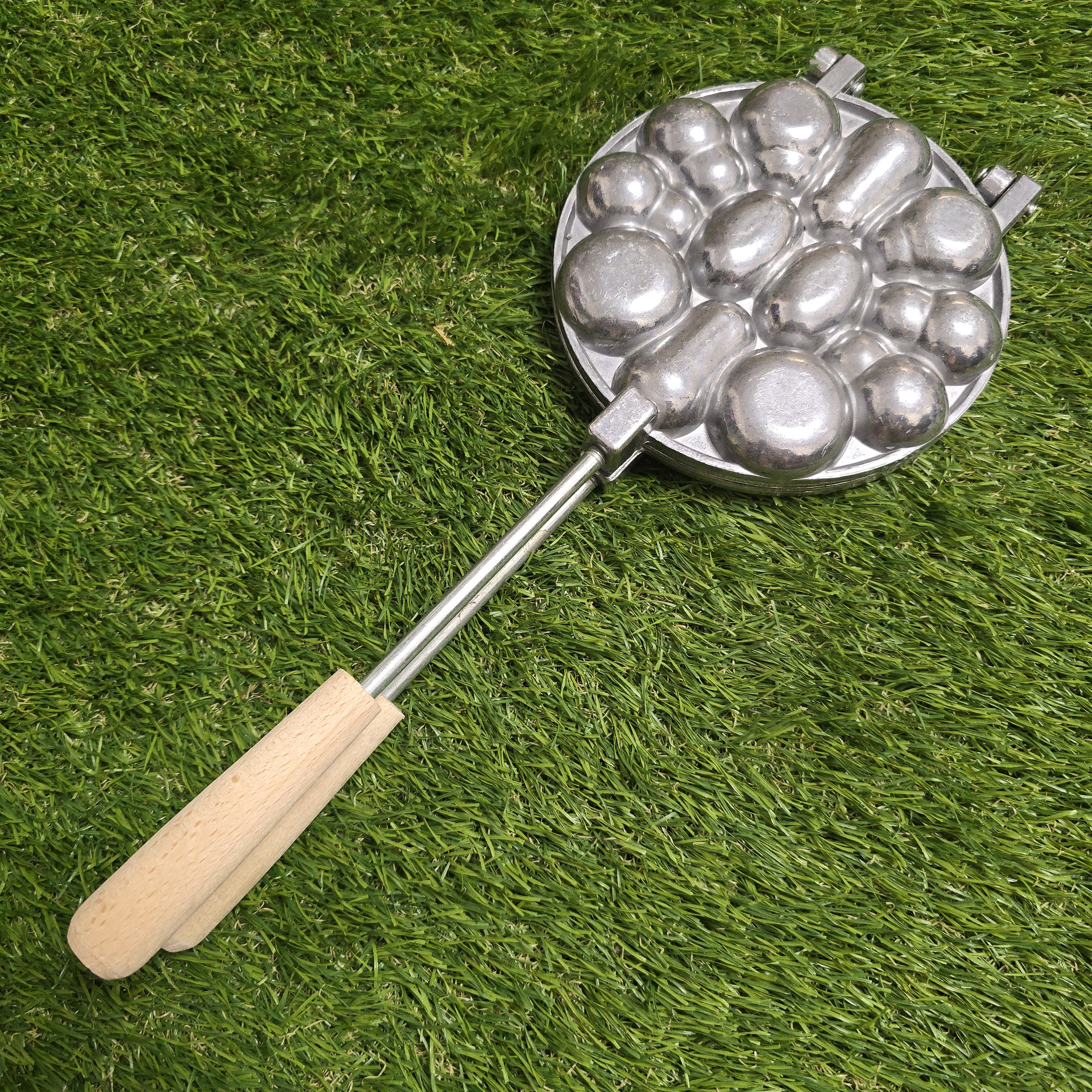 Šiuolaikinė asorti (2 gilės, 2 grybukai, 2 kriaušės, 2 kriauklytės, 2 gėlytės ir 2 kankorėžiai) keptuvė