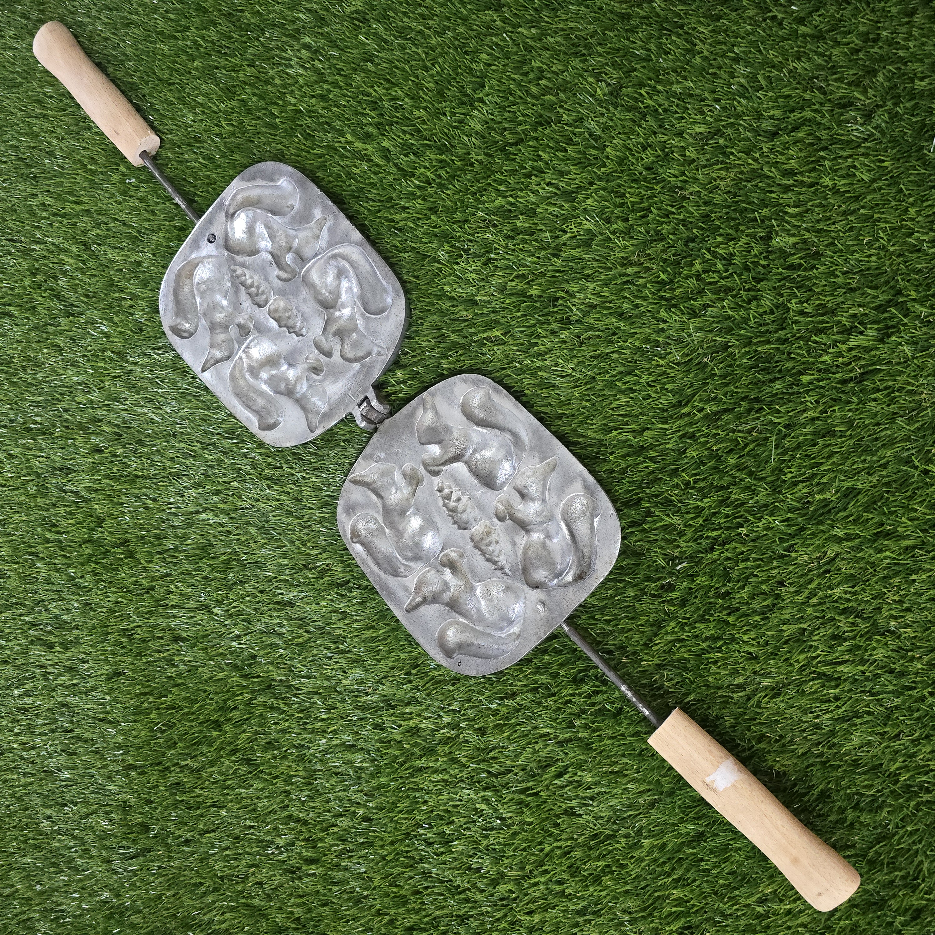 Senovinė asorti (4 voveraitės ir 2 kankorėžiai) keptuvė