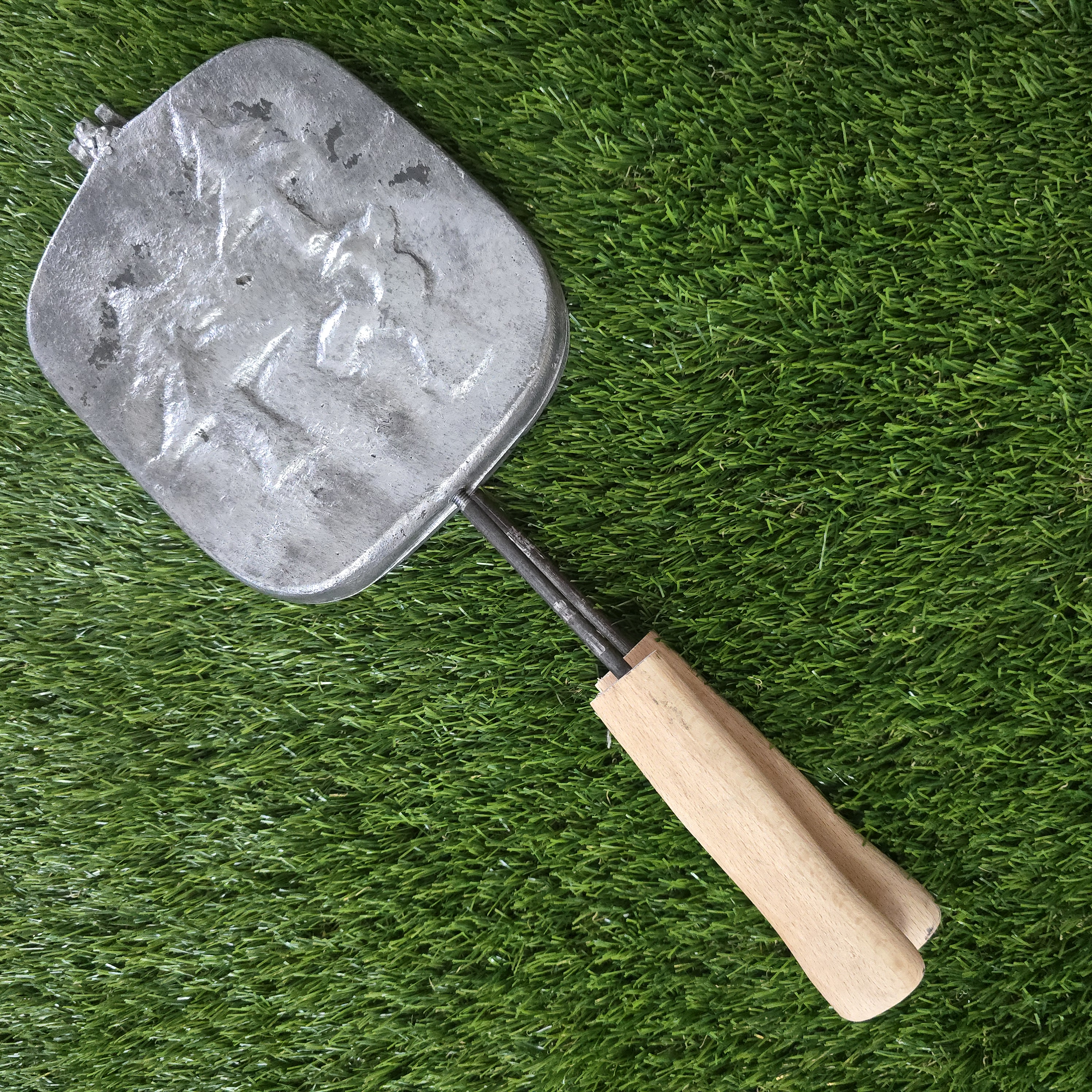 Senovinė asorti (4 voveraitės ir 2 kankorėžiai) keptuvė