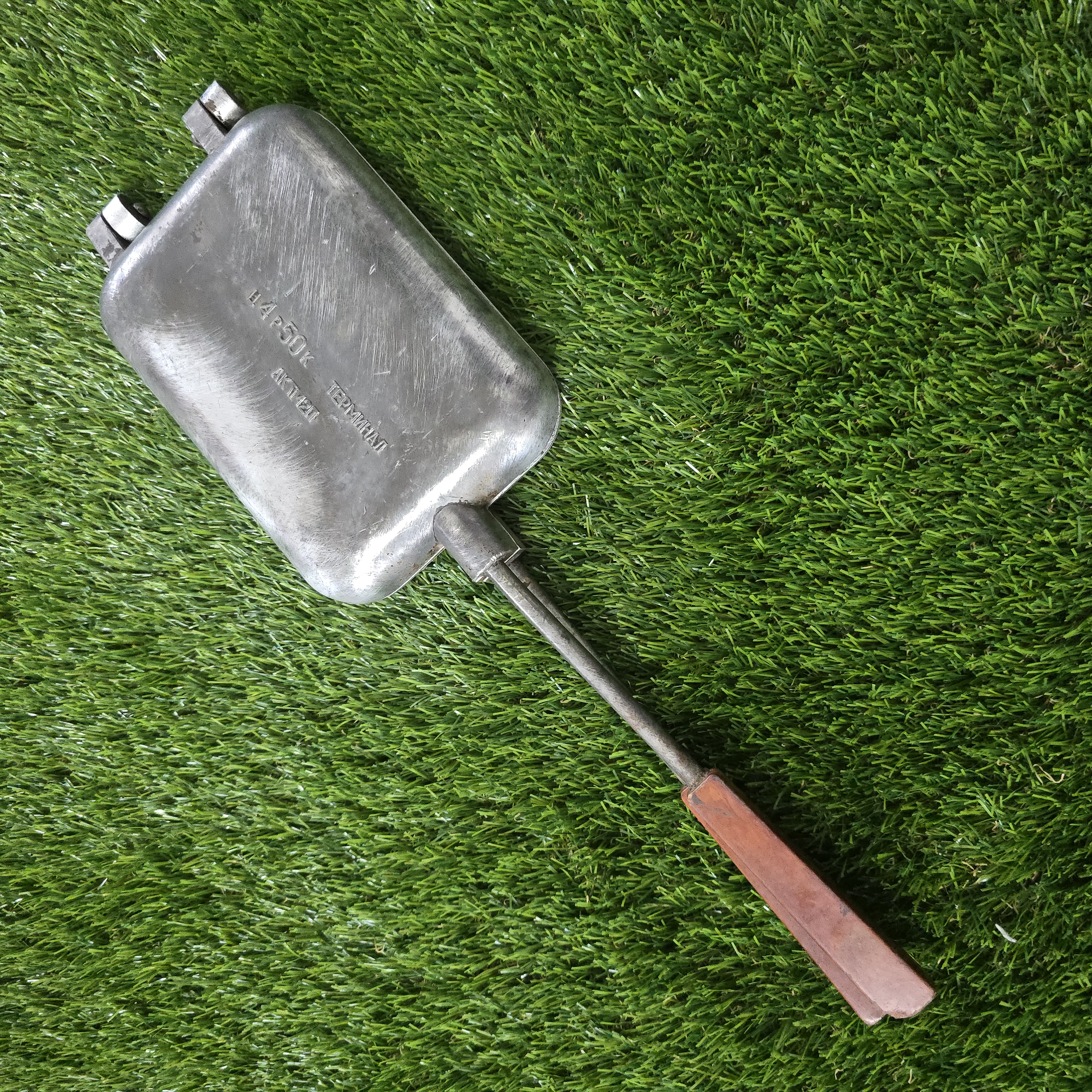 Senovinė asorti (2 paukšteliai, 2 žuvelės, 2 krokodilai ir 2 ruoniai) keptuvė