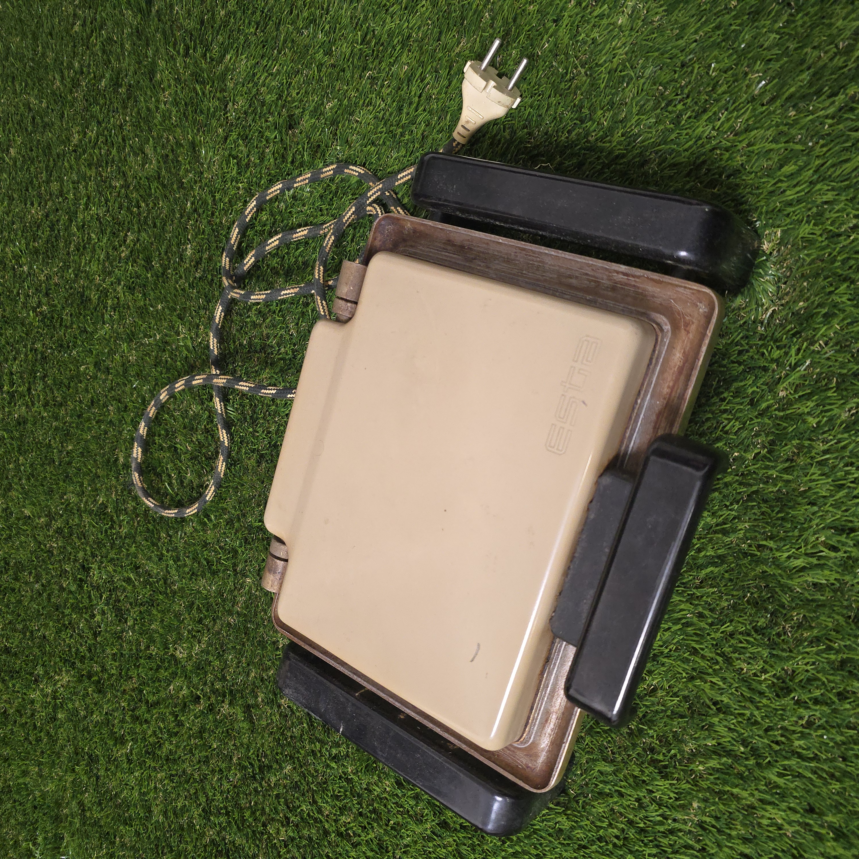 Senovinė elektrinė vaflinė su laidu ploniems vafliams