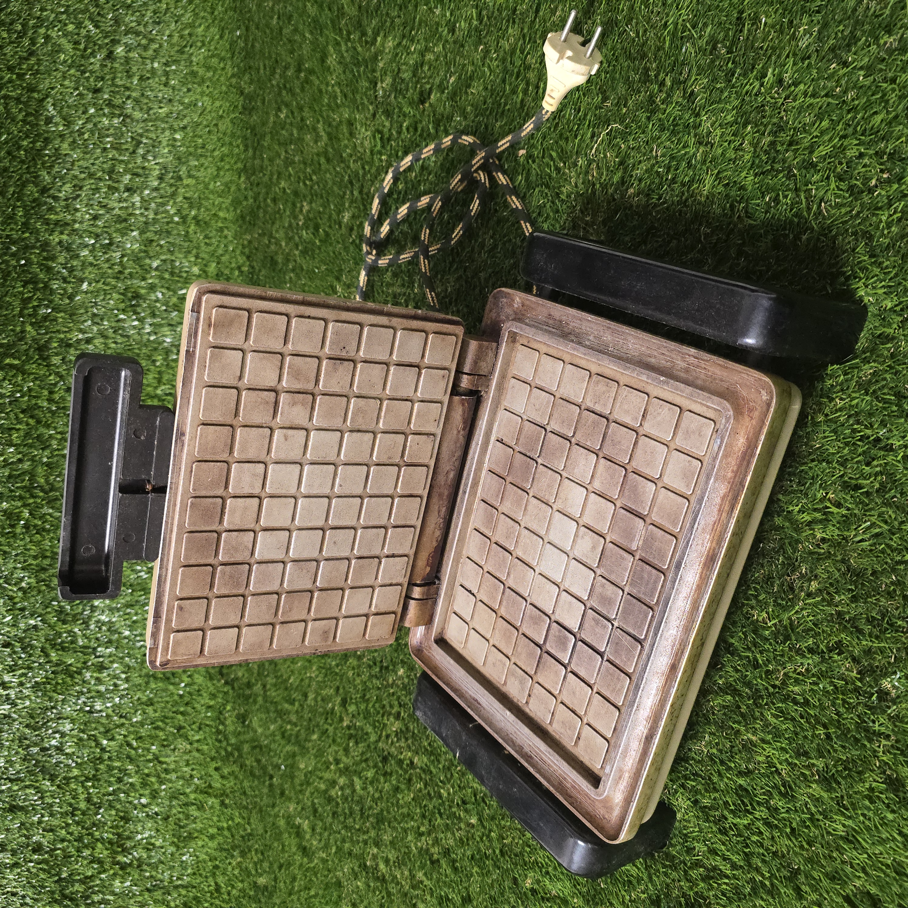 Senovinė elektrinė vaflinė su laidu ploniems vafliams