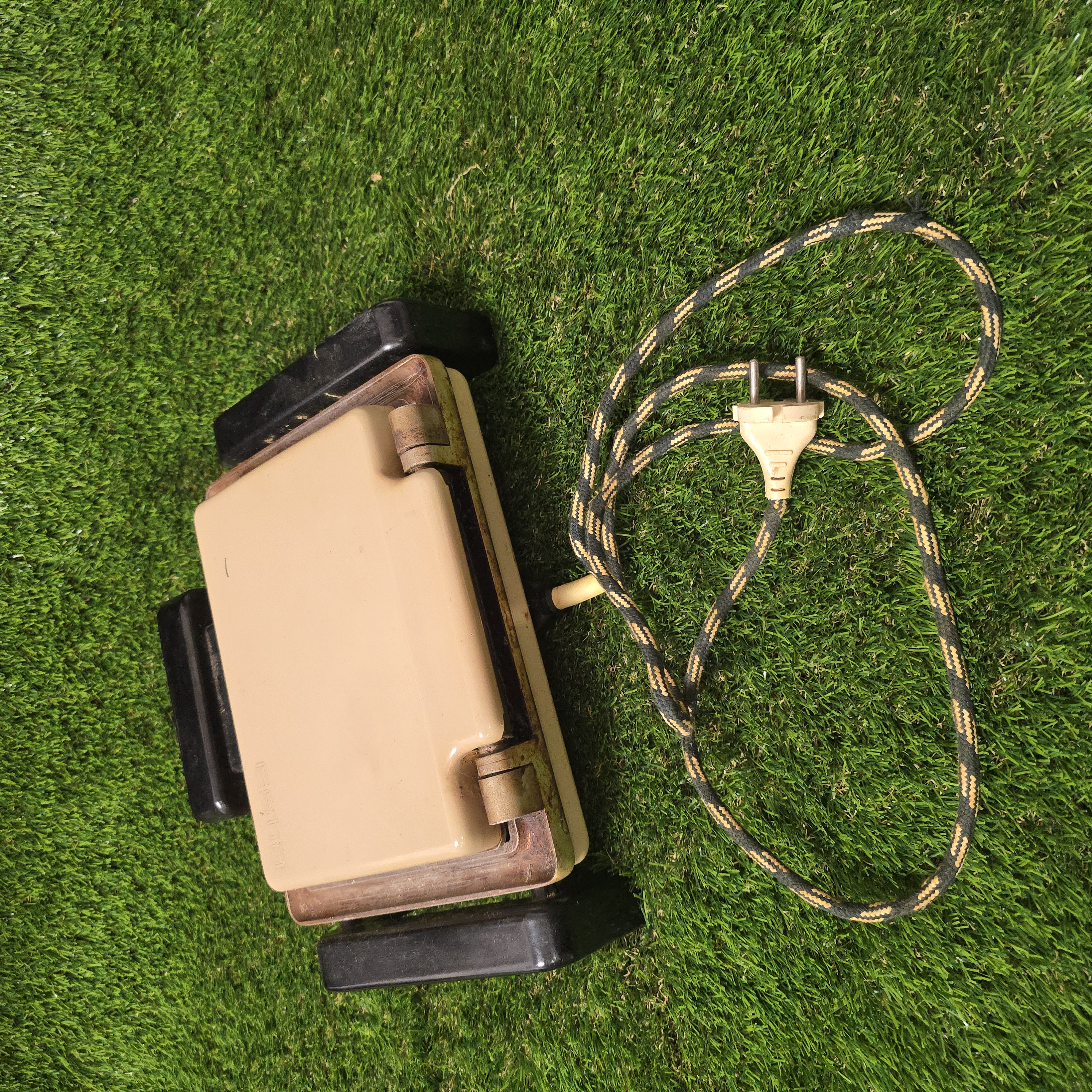 Senovinė elektrinė vaflinė su laidu ploniems vafliams