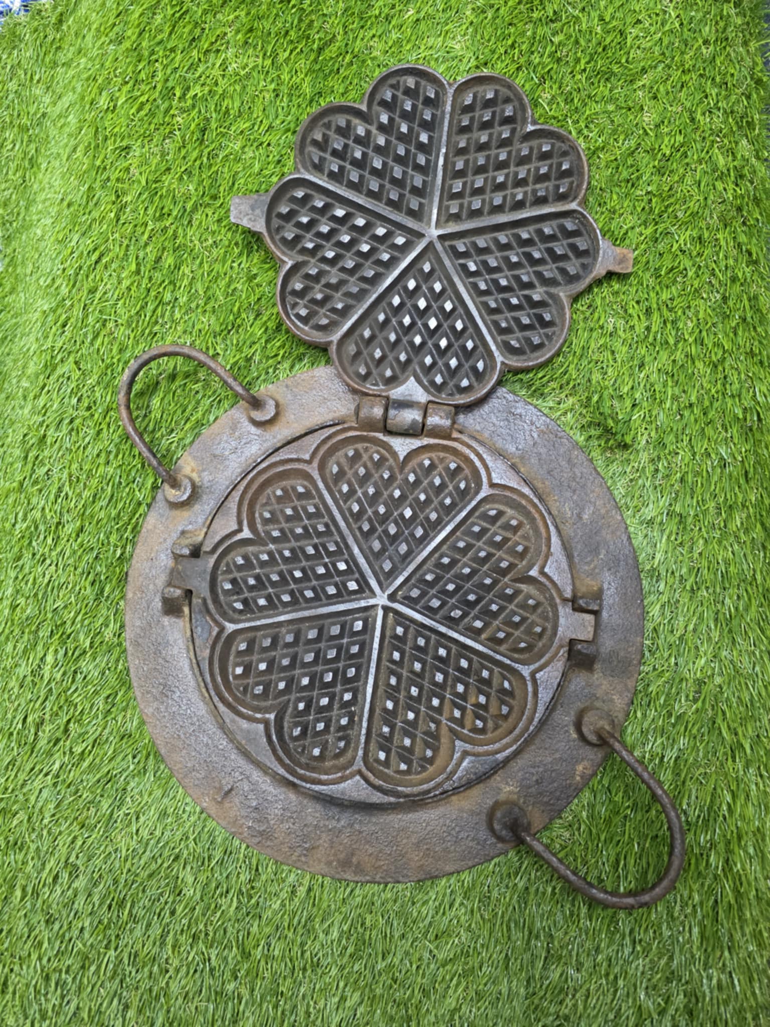 Vartoma čirvinė keptuvė