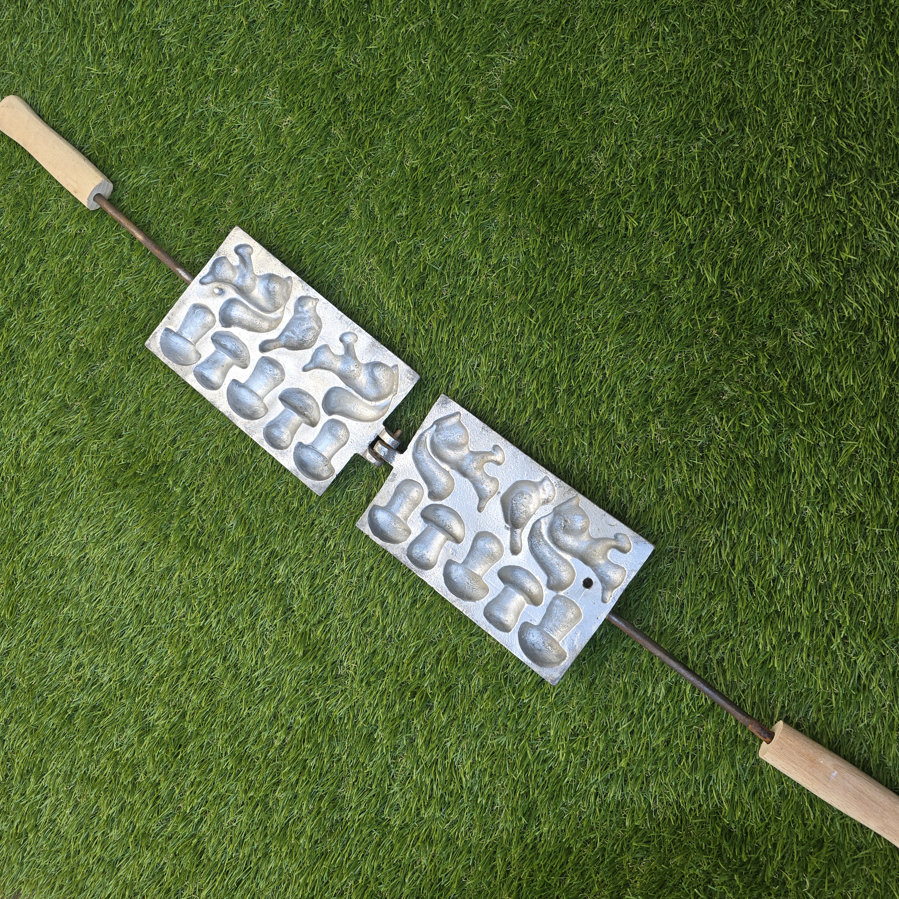 Senovinė asorti (5 grybukai, 2 voveraitės ir paukštelis) keptuvė