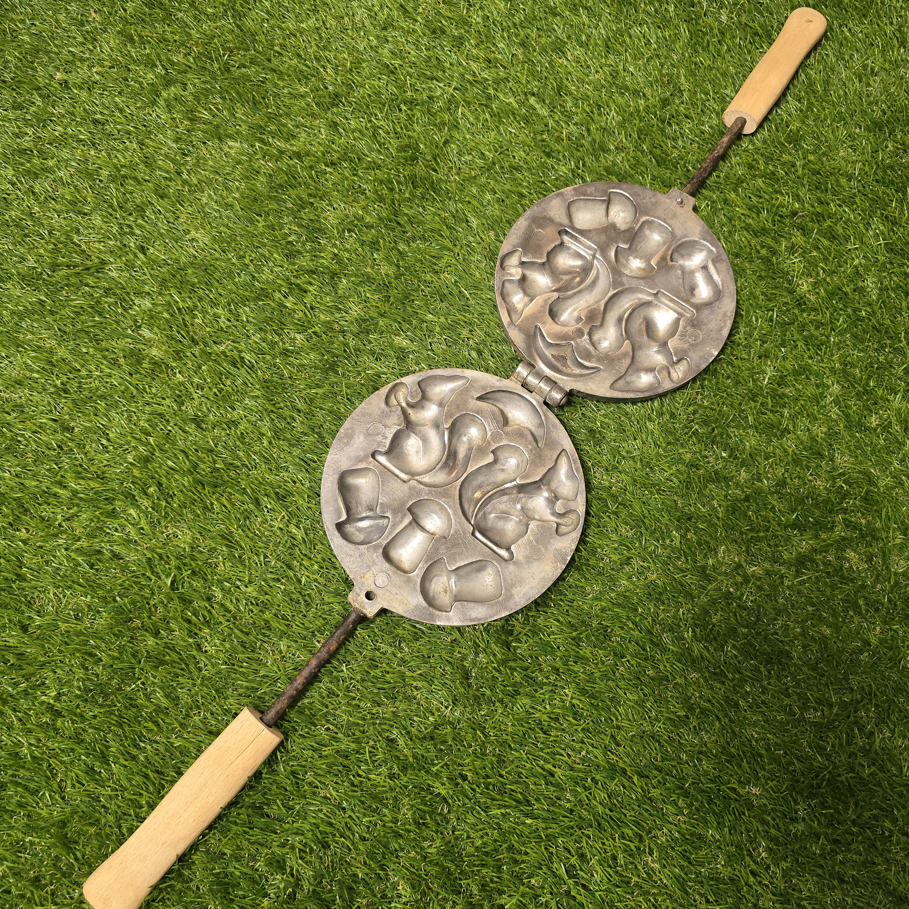 Senovinė asorti keptuvė (2 voveraitės ir 3 grybukai)