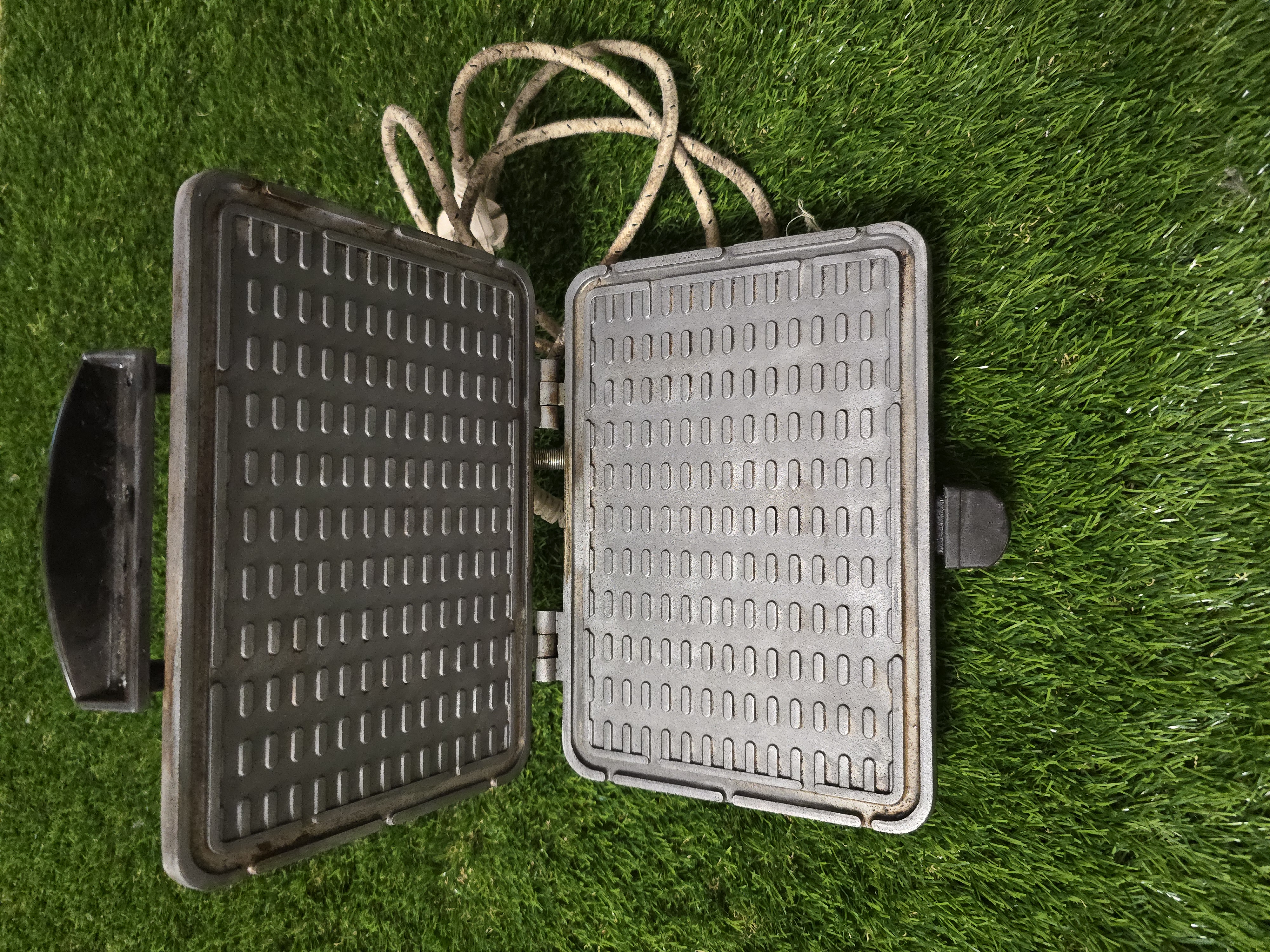 Senovinė elektrinė vaflinė su laidu