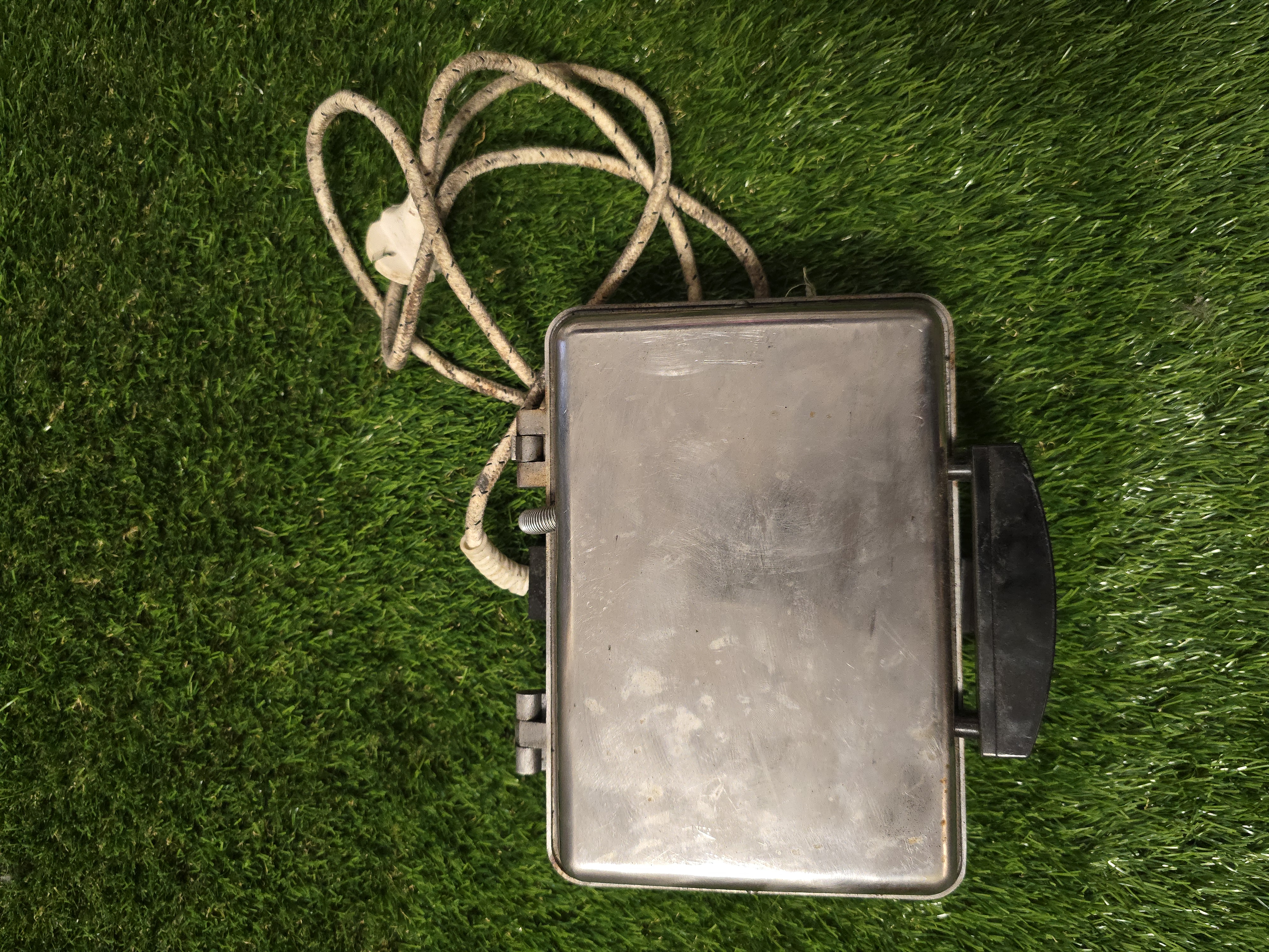 Senovinė elektrinė vaflinė su laidu