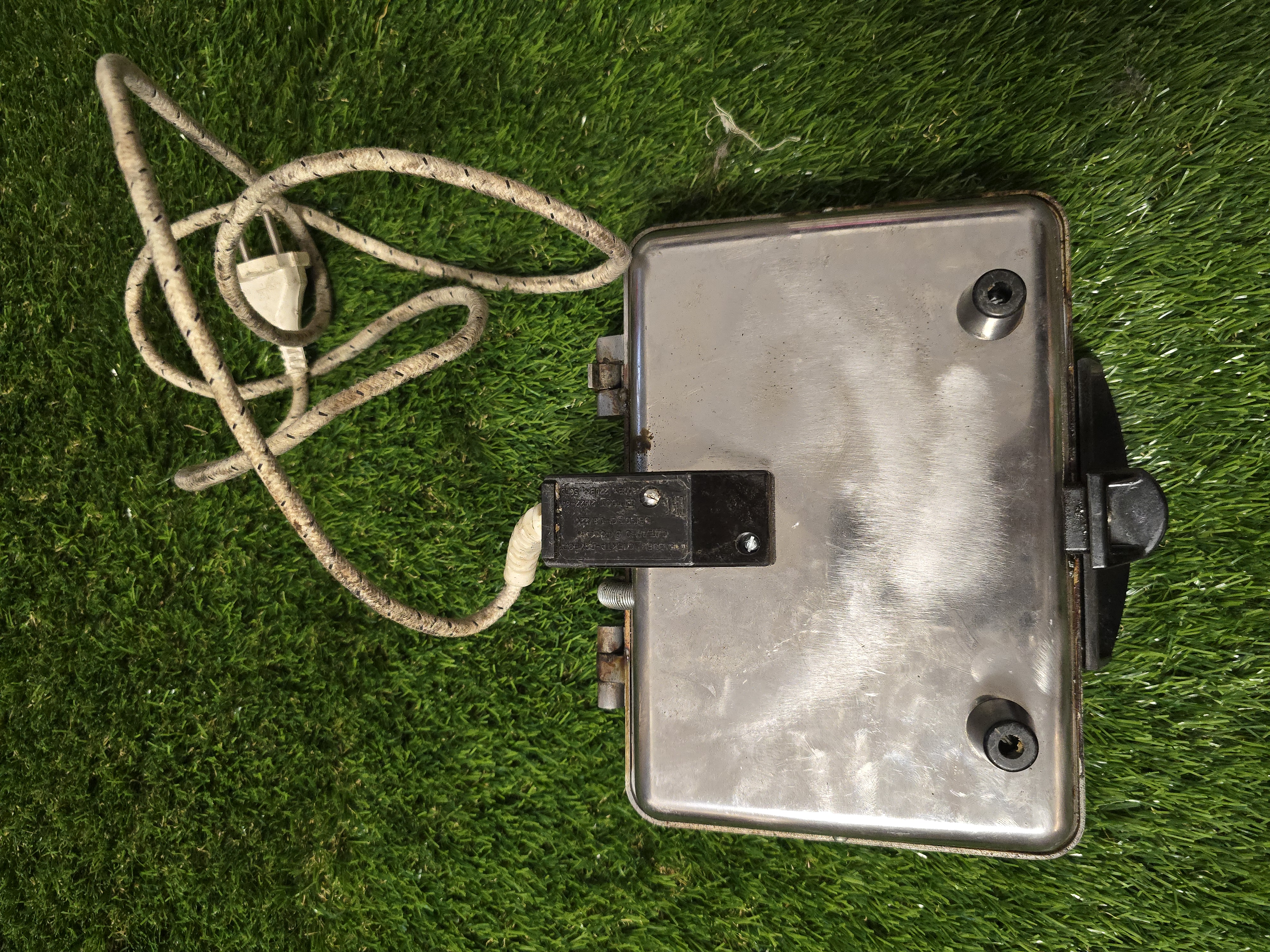 Senovinė elektrinė vaflinė su laidu