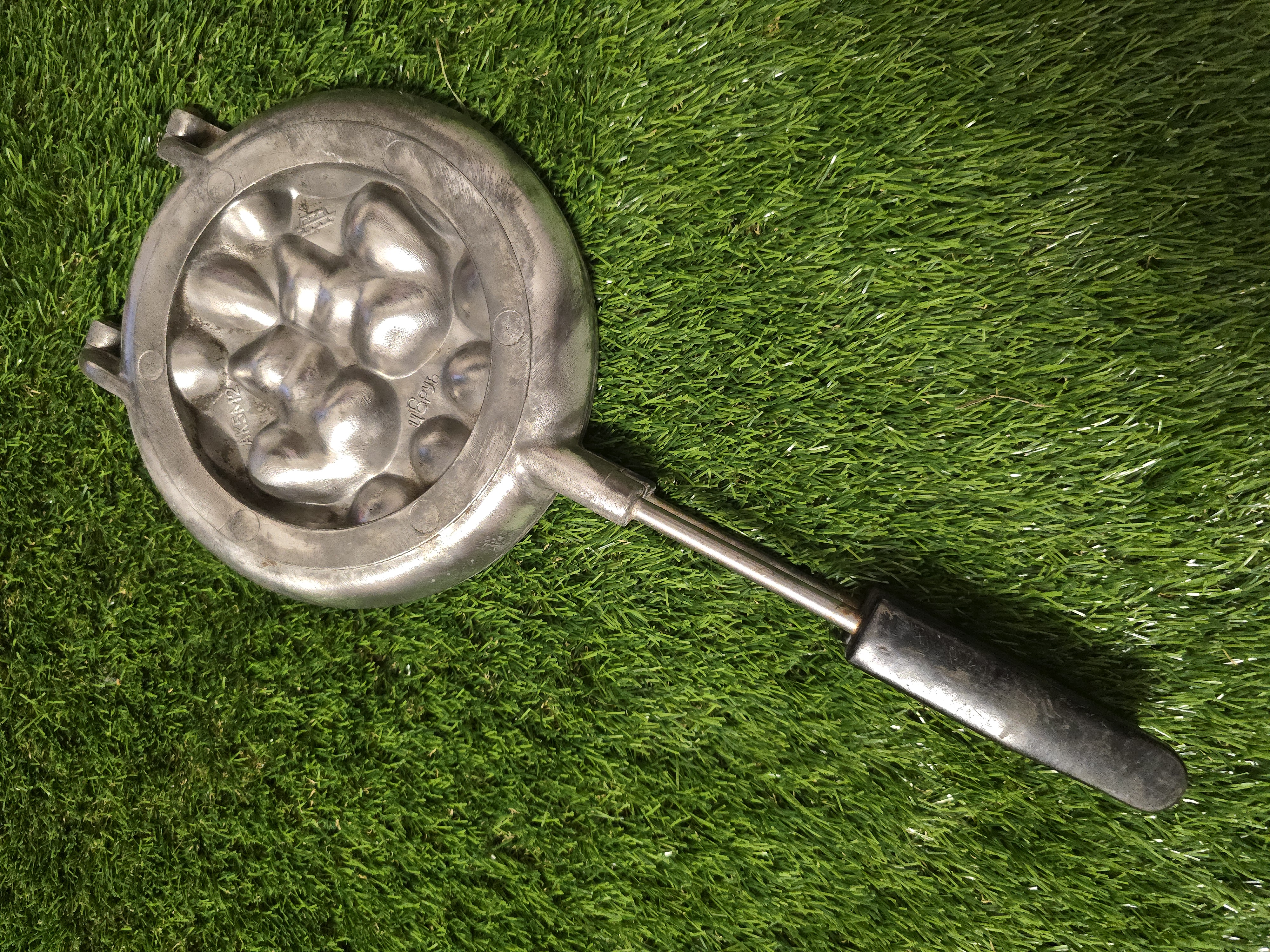 Senovinė asorti (2 voveraitės, 1 kankorėžis, 2 grybukai, 8 riešutėliai) keptuvė