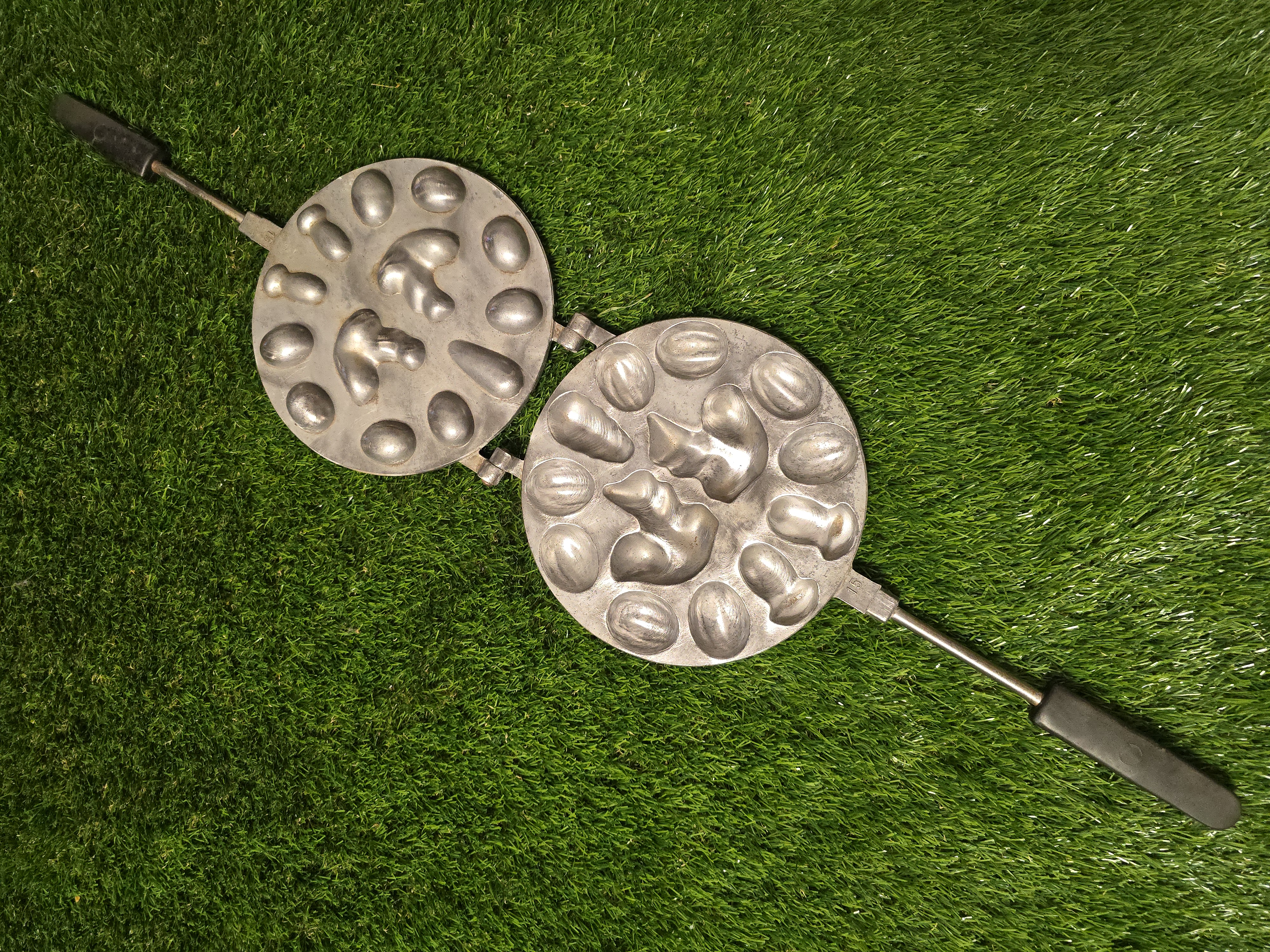 Senovinė asorti (2 voveraitės, 1 kankorėžis, 2 grybukai, 8 riešutėliai) keptuvė