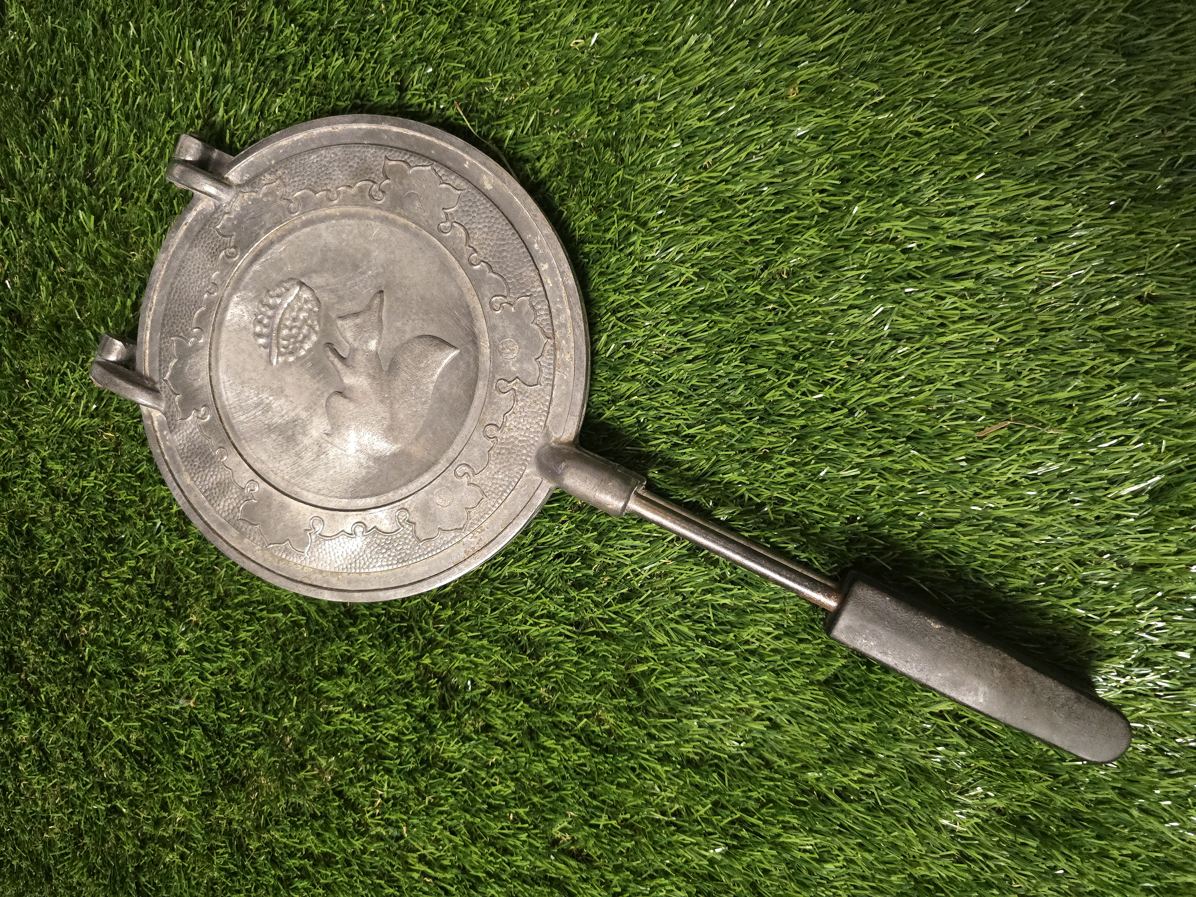 Senovinė asorti (2 voveraitės, 1 kankorėžis, 2 grybukai, 8 riešutėliai) keptuvė