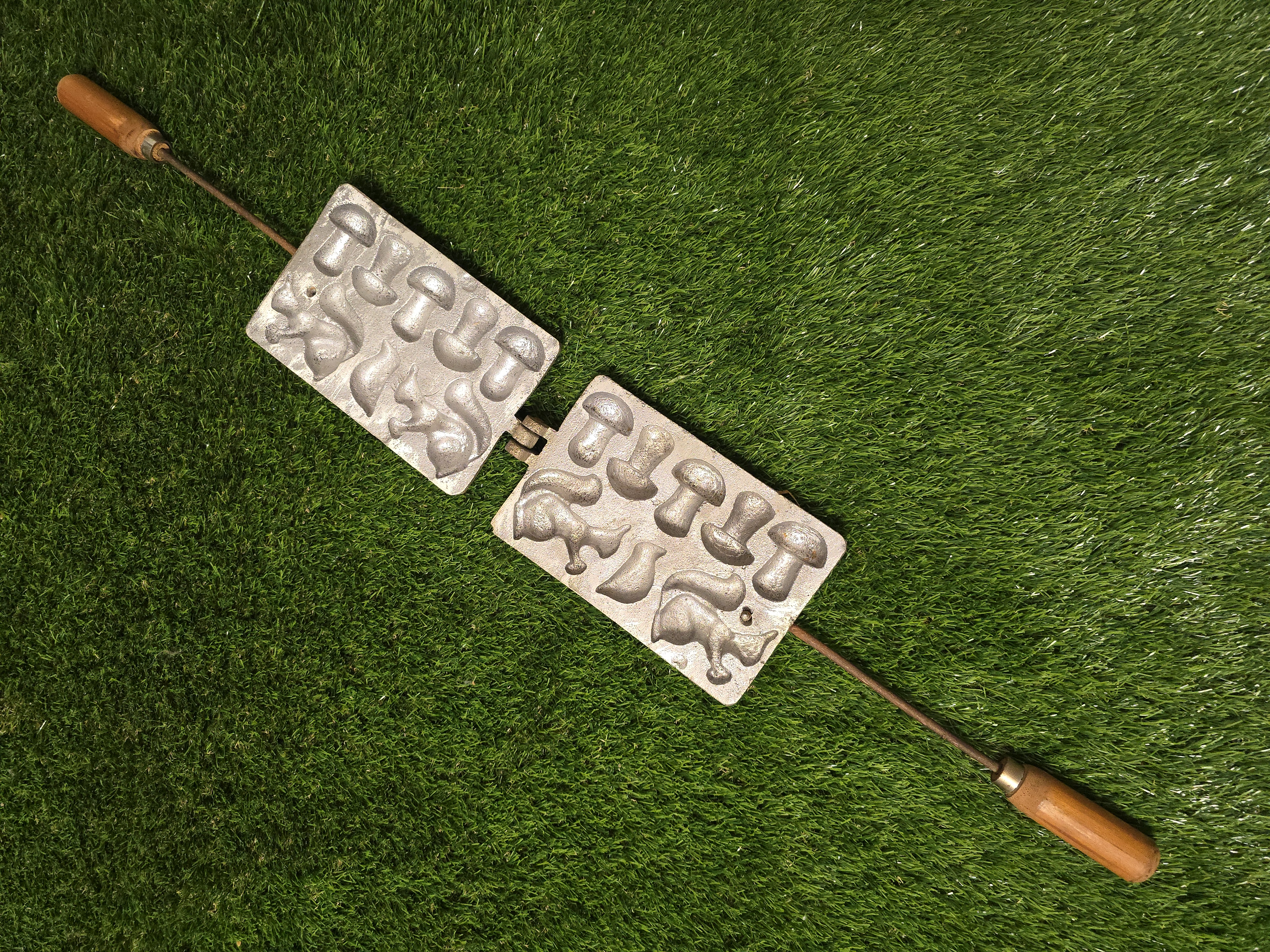 Senovinė asorti (2 voveraitės, 5 grybukai) keptuvė