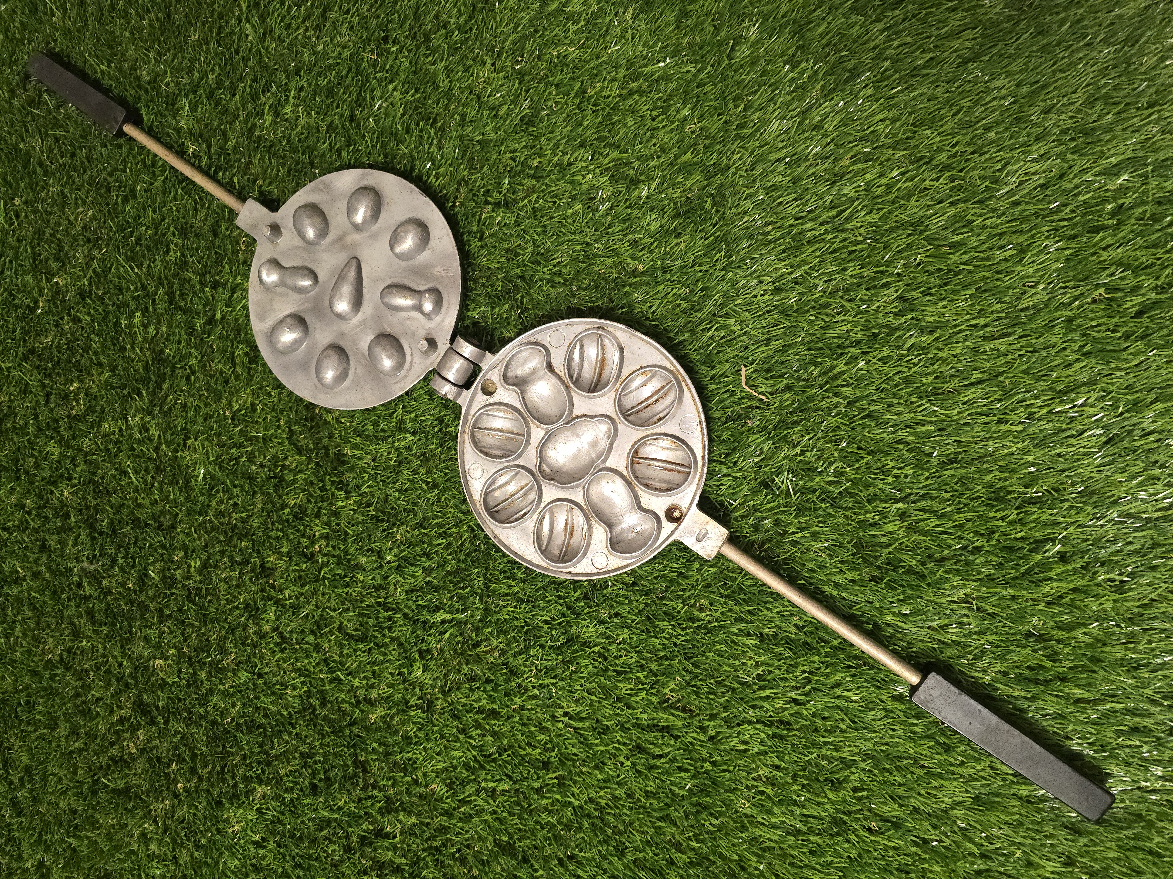 Asorti (2 grybukai, 1 kankorėžis, 6 riešutėliai) keptuvė