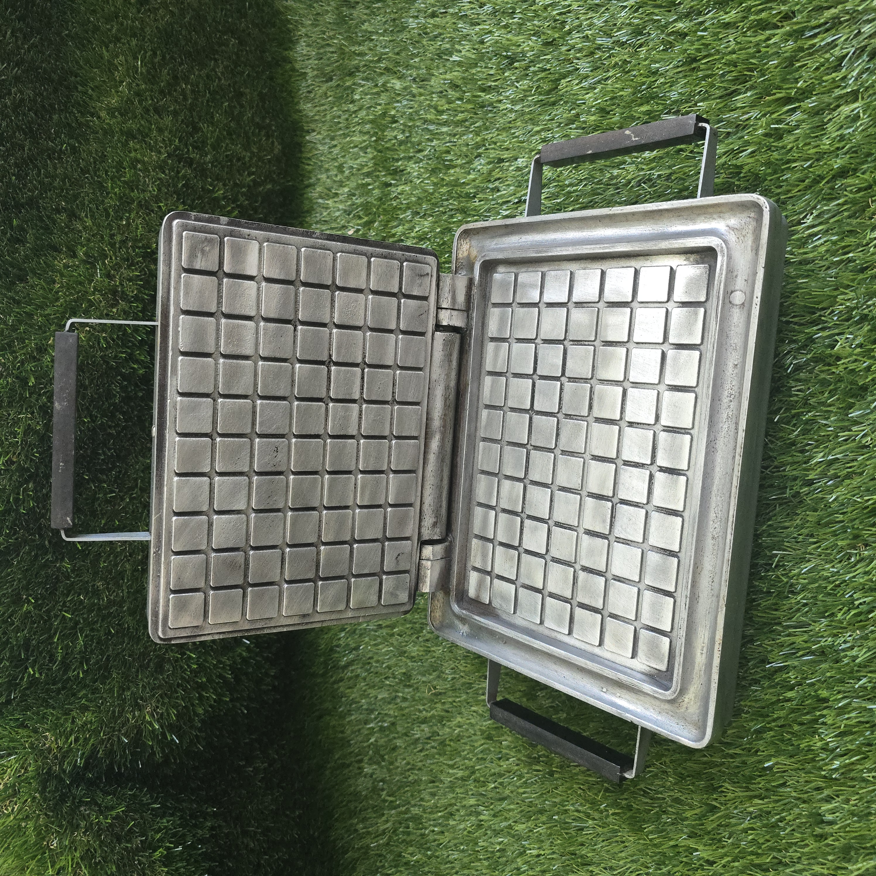 Senovinė elektrinė vaflinė su laidu ploniems vafliams