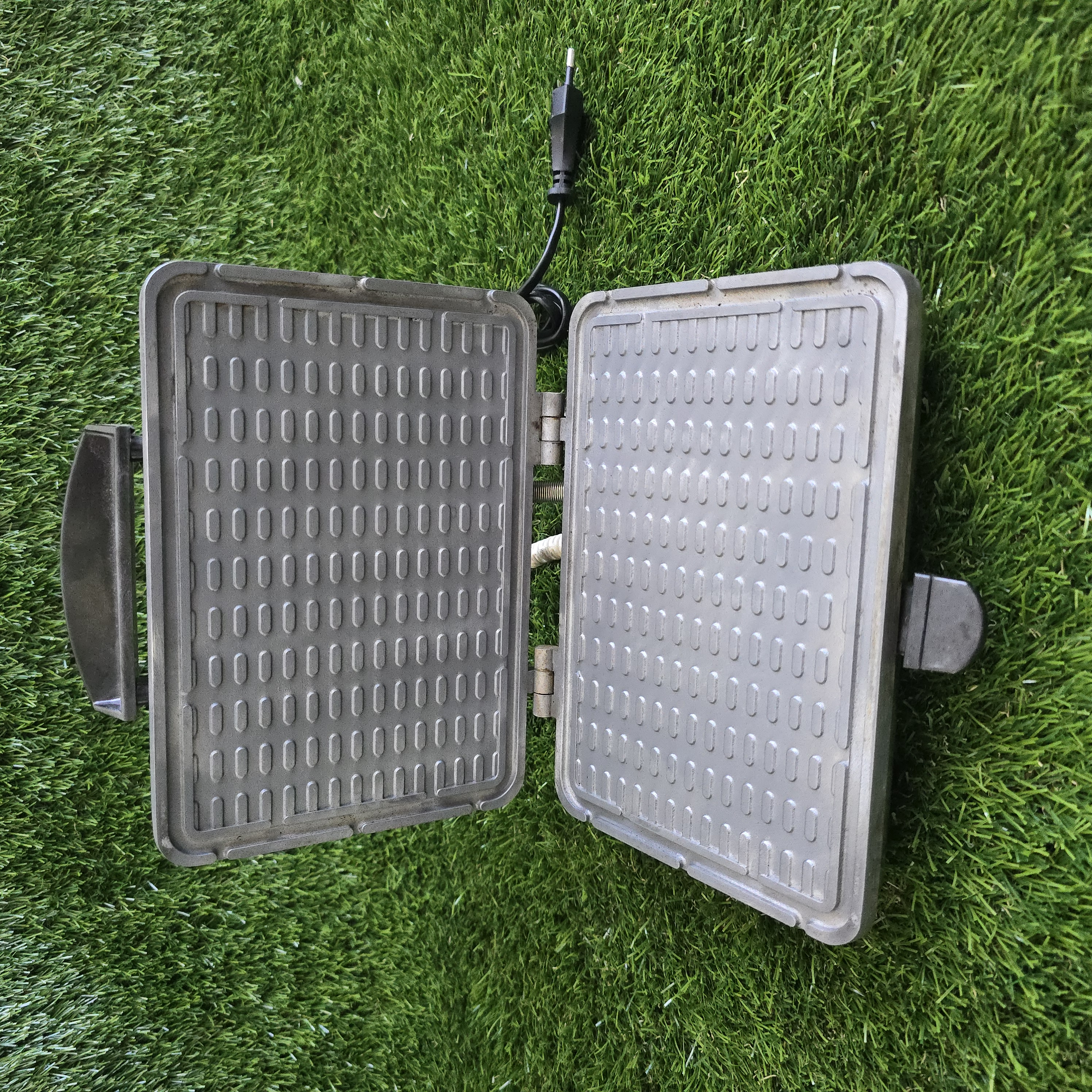 Senovinė elektrinė vaflinė su laidu