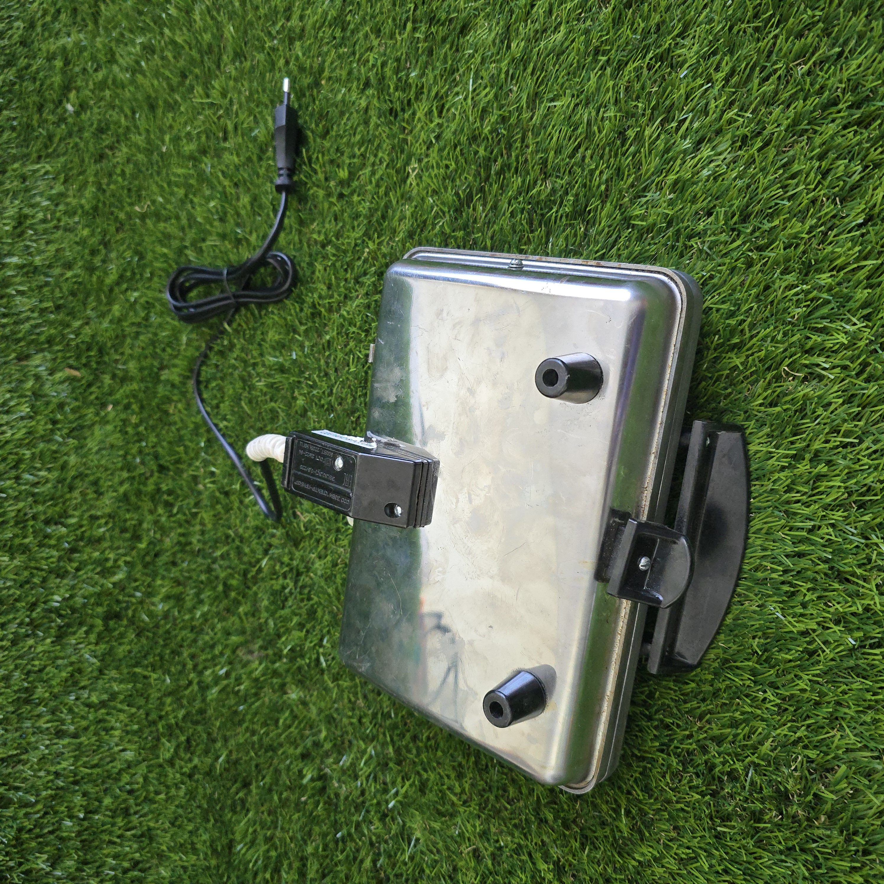 Senovinė elektrinė vaflinė su laidu