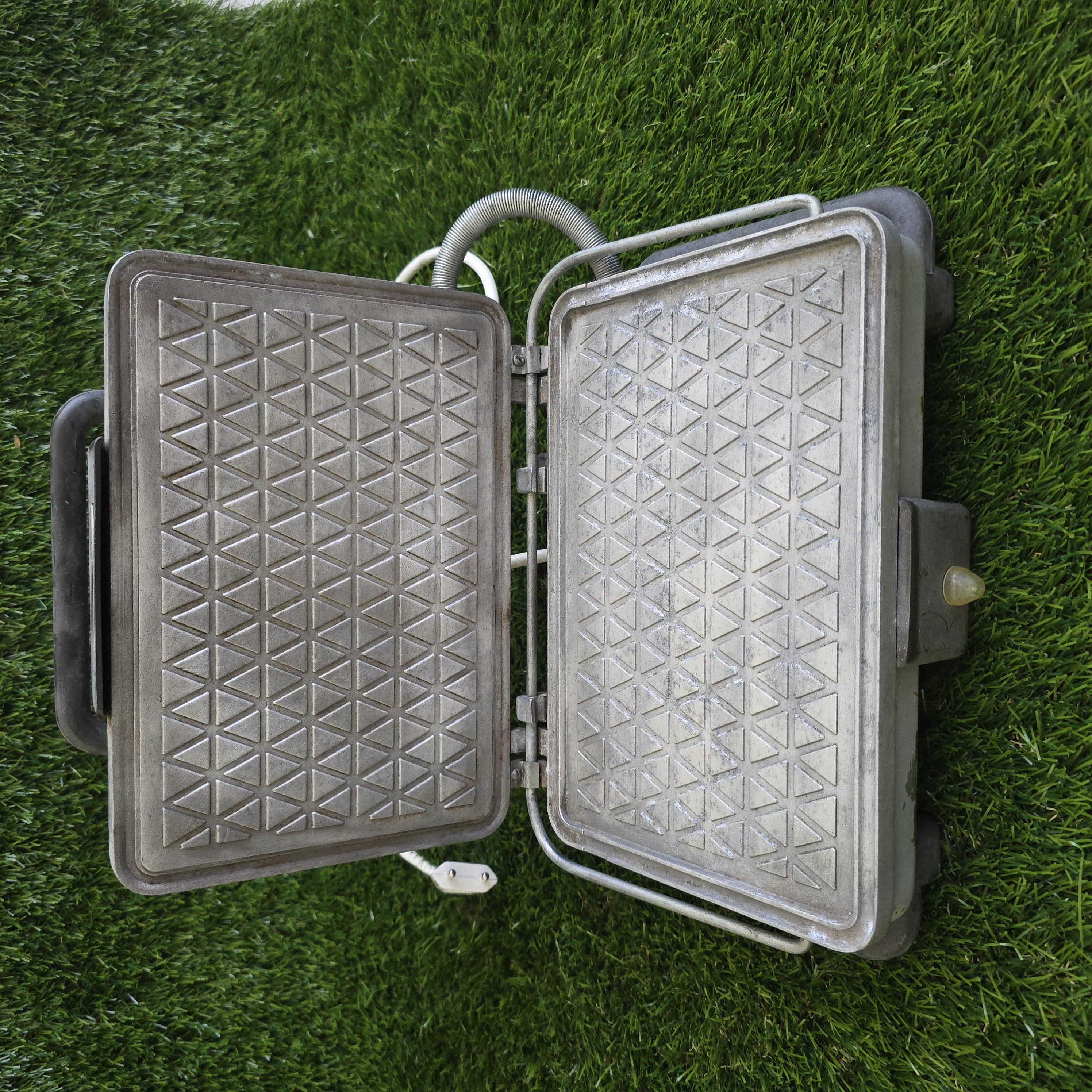 Senovinė elektrinė vaflinė su laidu