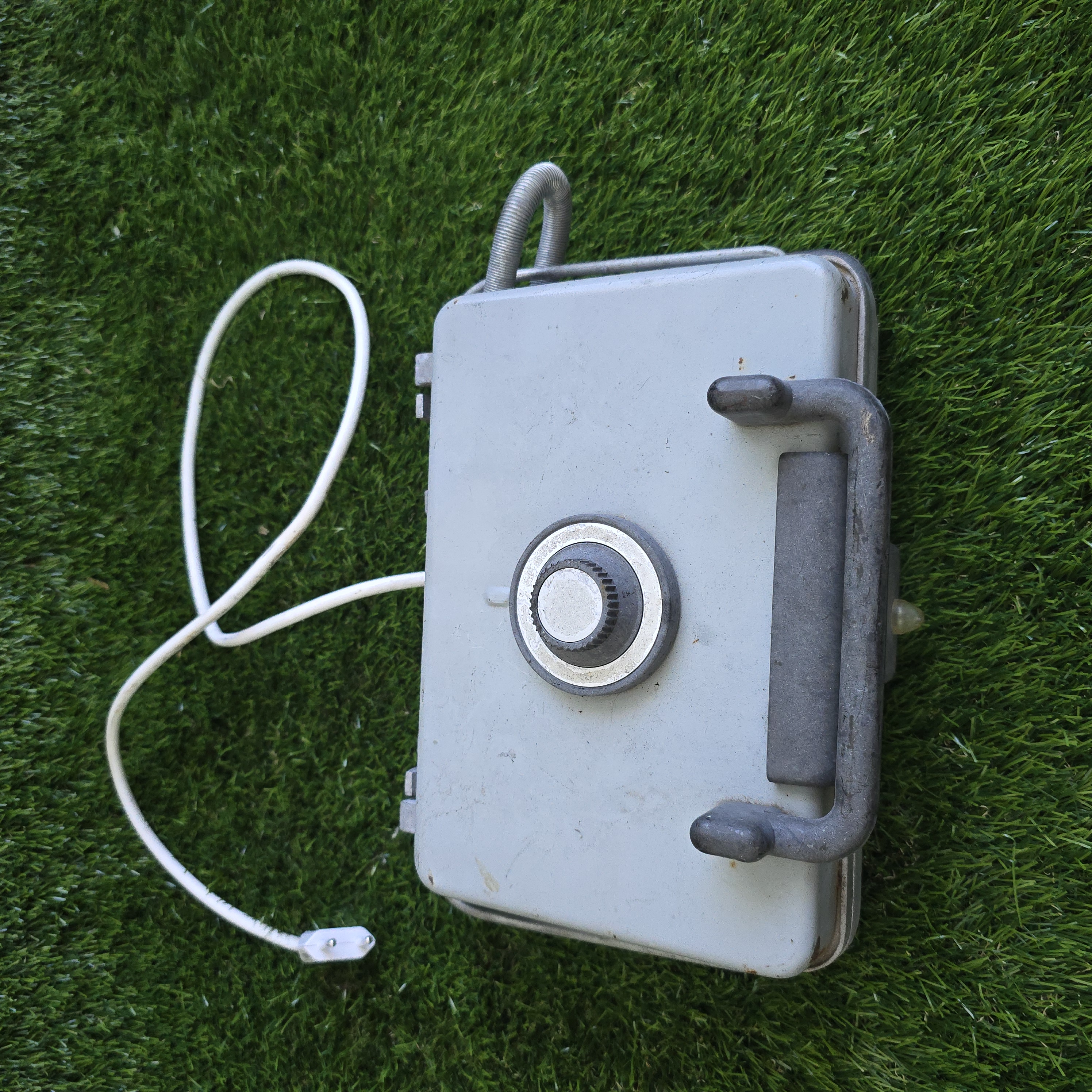 Senovinė elektrinė vaflinė su laidu