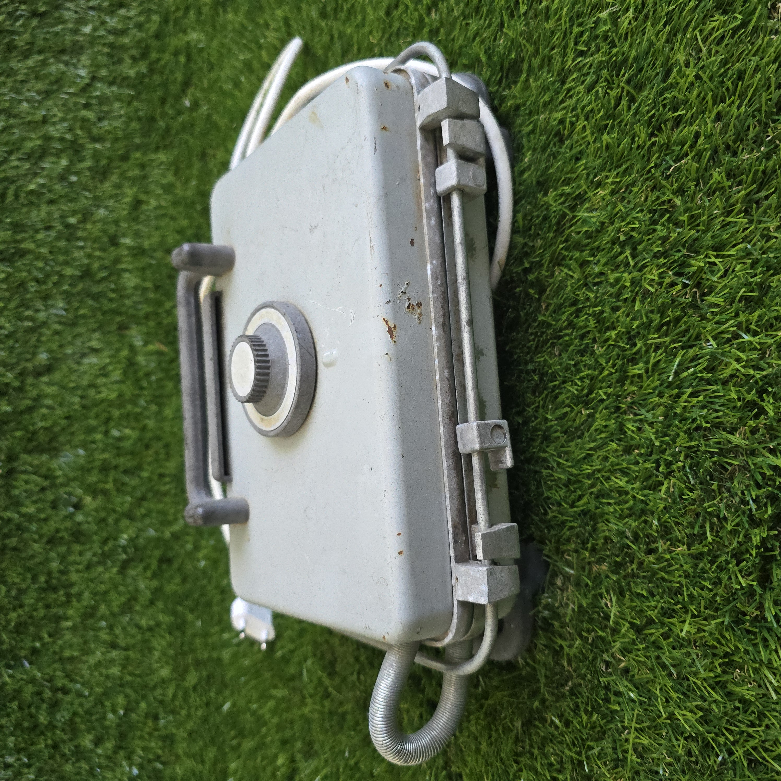 Senovinė elektrinė vaflinė su laidu