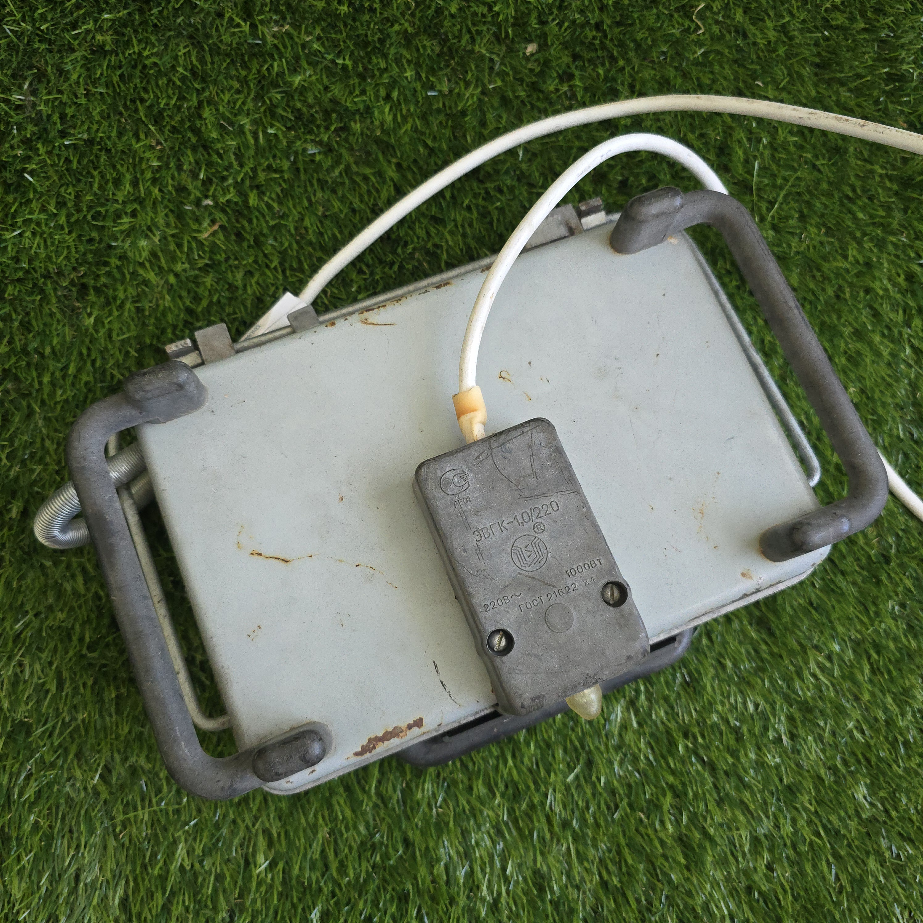 Senovinė elektrinė vaflinė su laidu