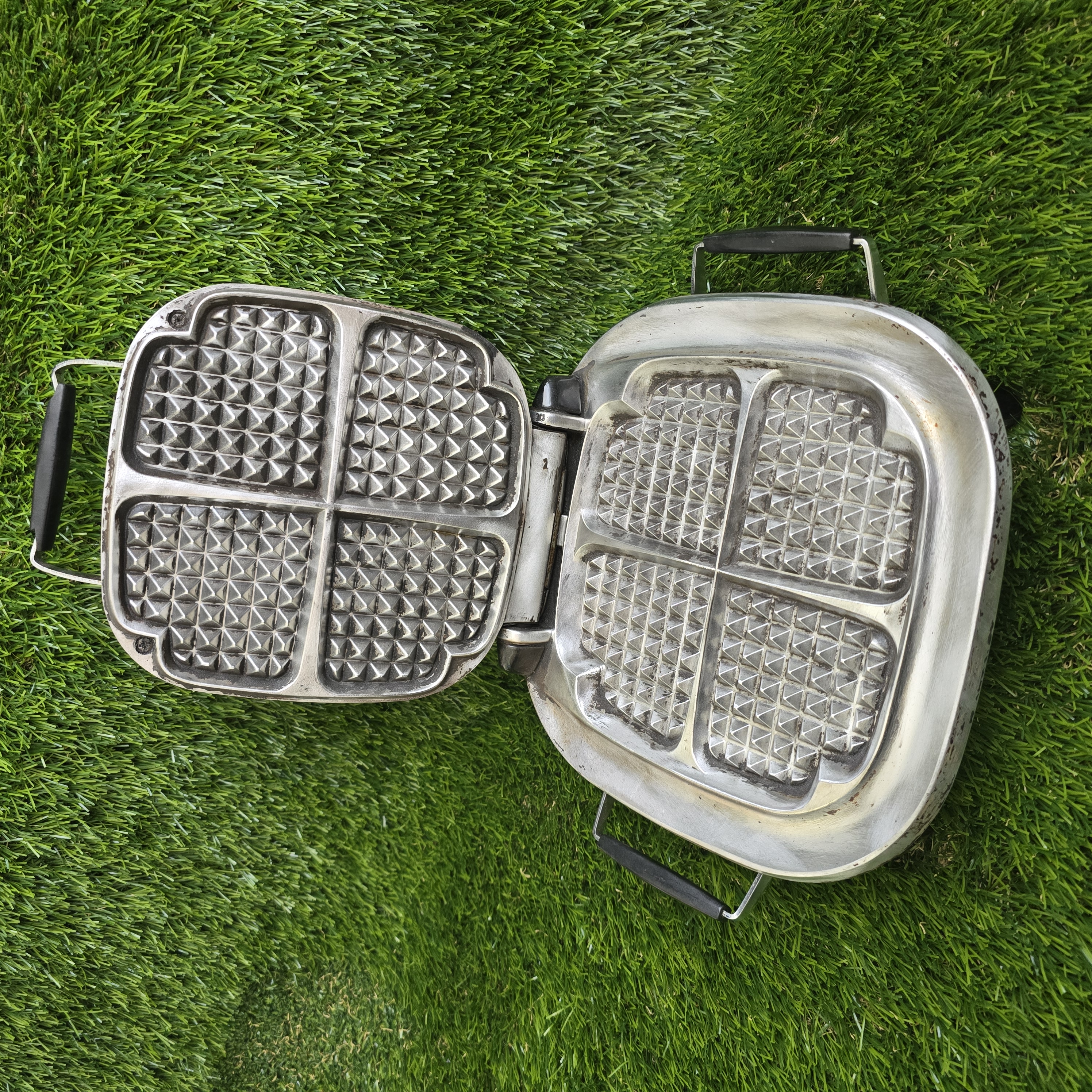 Senovinė elektrinė čirvinių blynų keptuvė Husqvarna su laidu (nuskilusios rankenėlės)