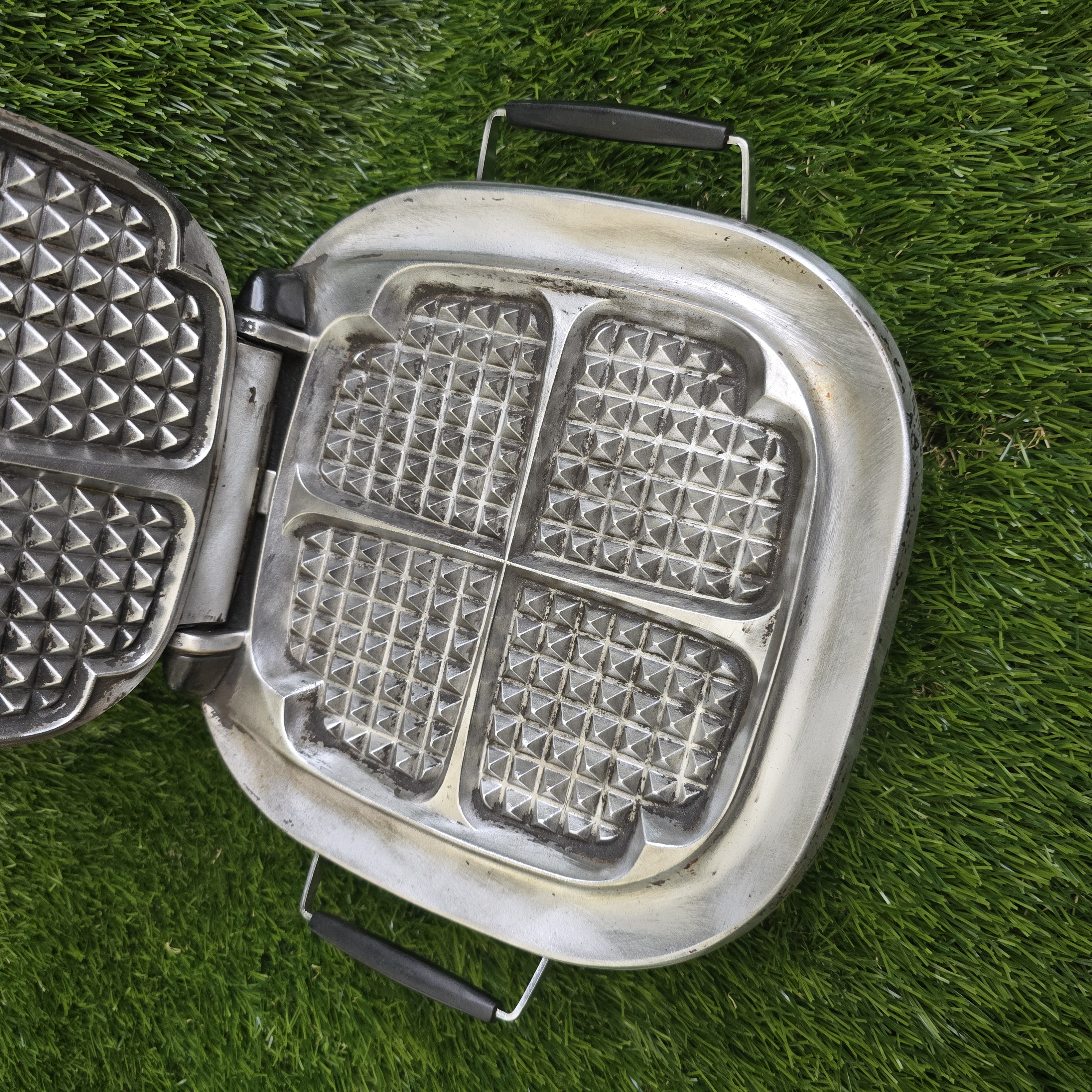 Senovinė elektrinė čirvinių blynų keptuvė Husqvarna su laidu (nuskilusios rankenėlės)