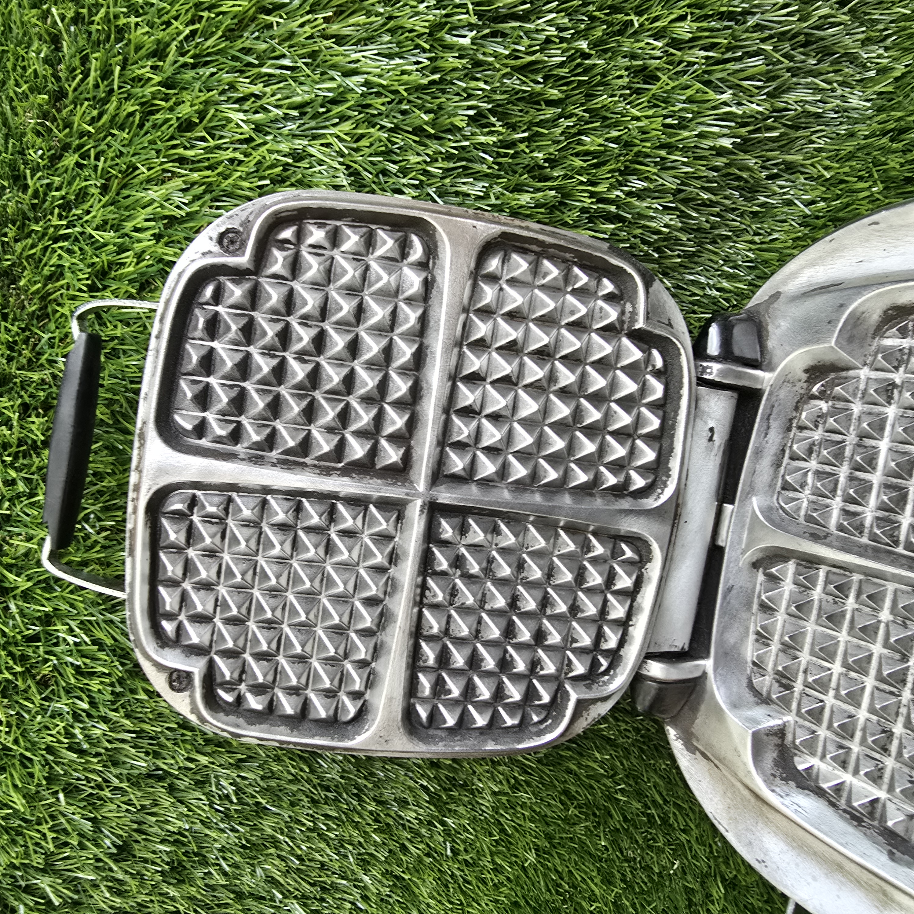 Senovinė elektrinė čirvinių blynų keptuvė Husqvarna su laidu (nuskilusios rankenėlės)