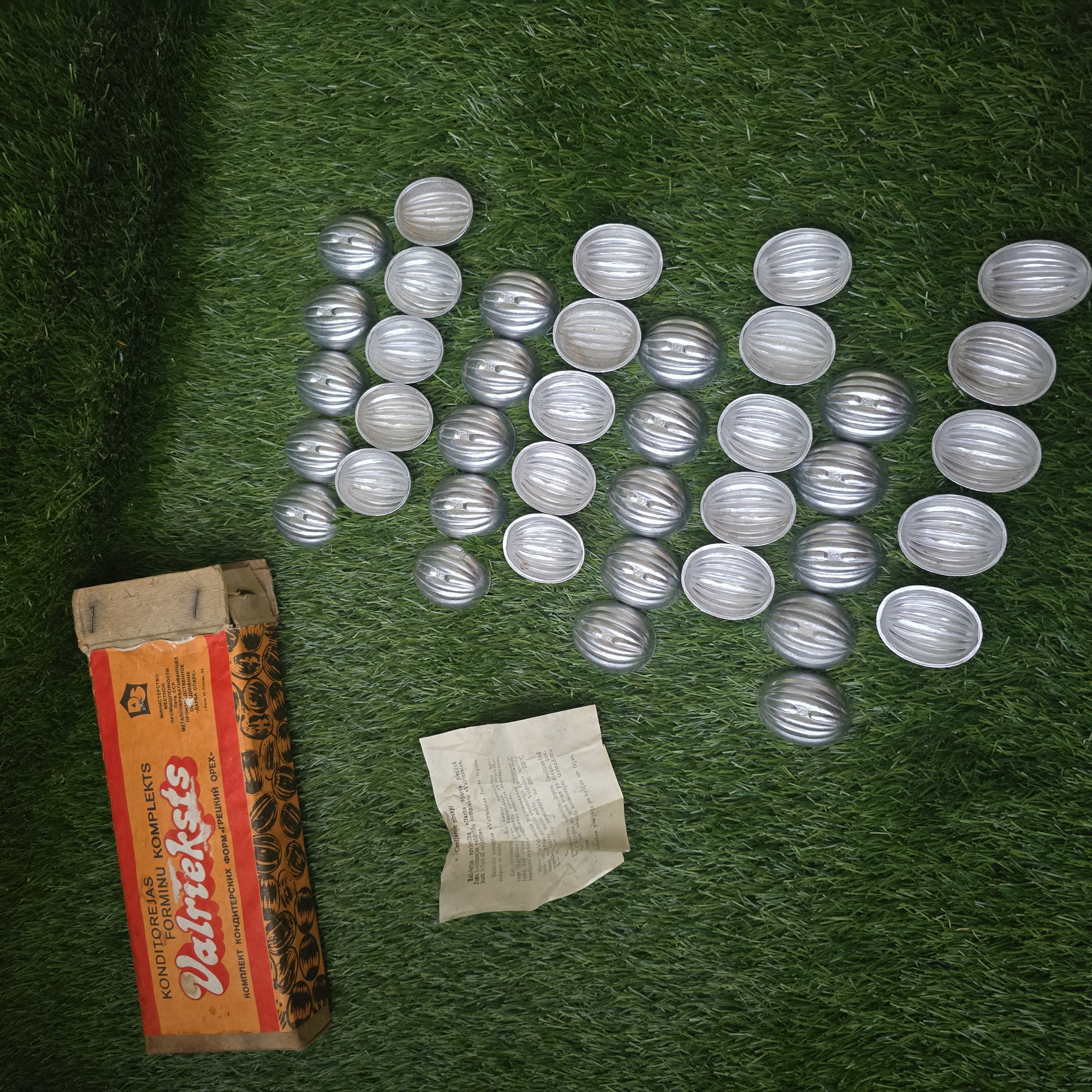 Senovinės riešutėlių formelės su originalia dėžute ir naudojimosi instrukcija