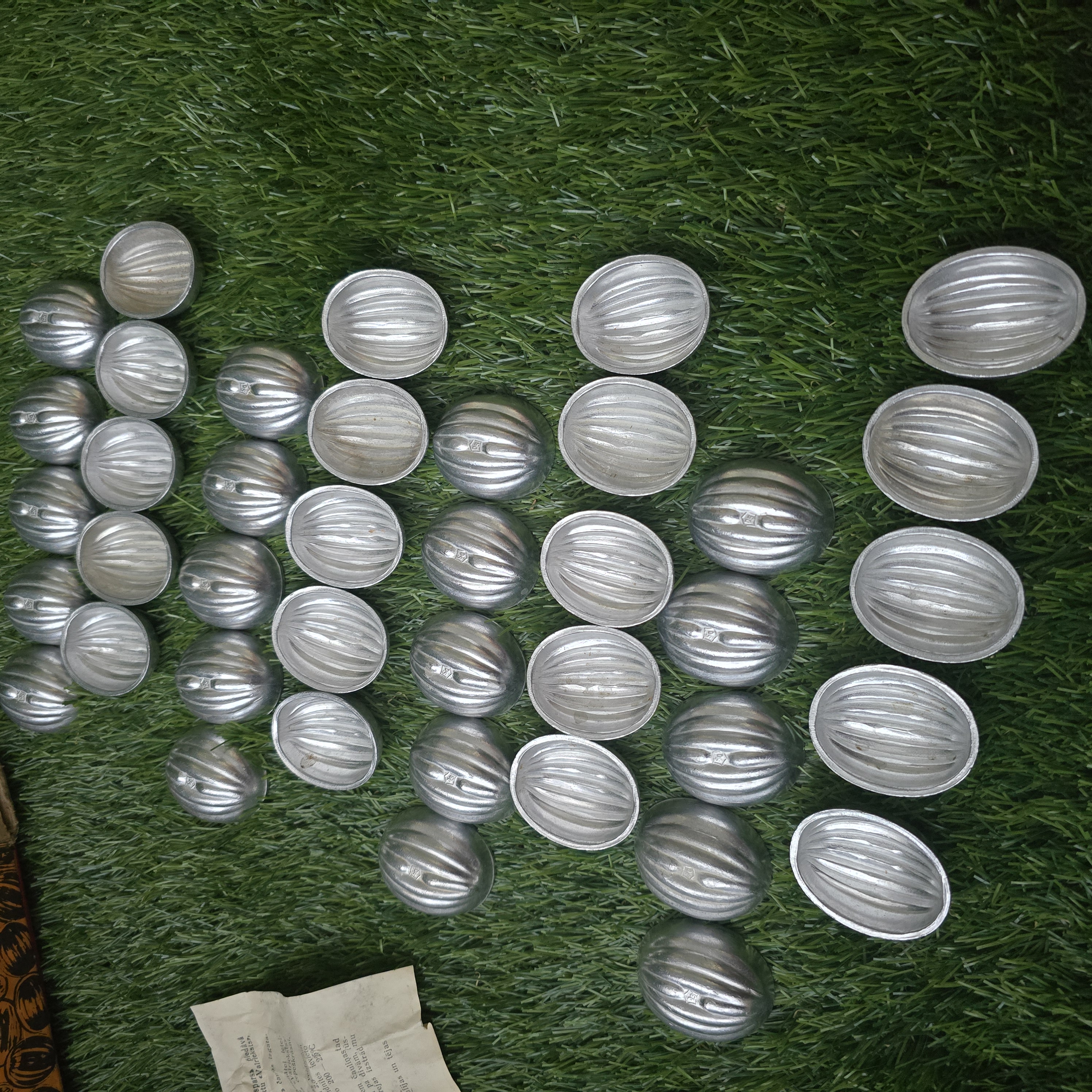 Senovinės riešutėlių formelės su originalia dėžute ir naudojimosi instrukcija