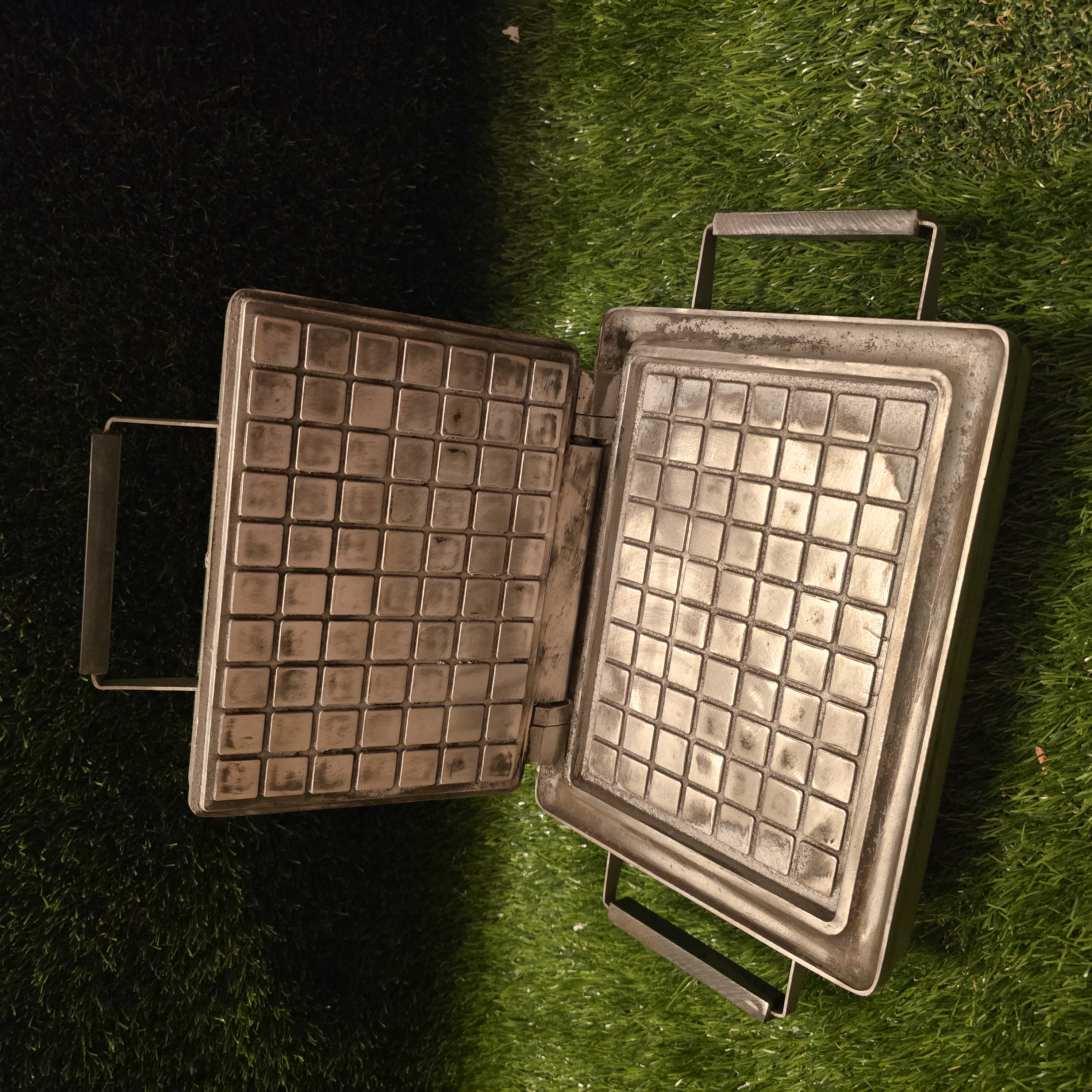 Senovinė elektrinė vaflinė su laidu ploniems vafliams