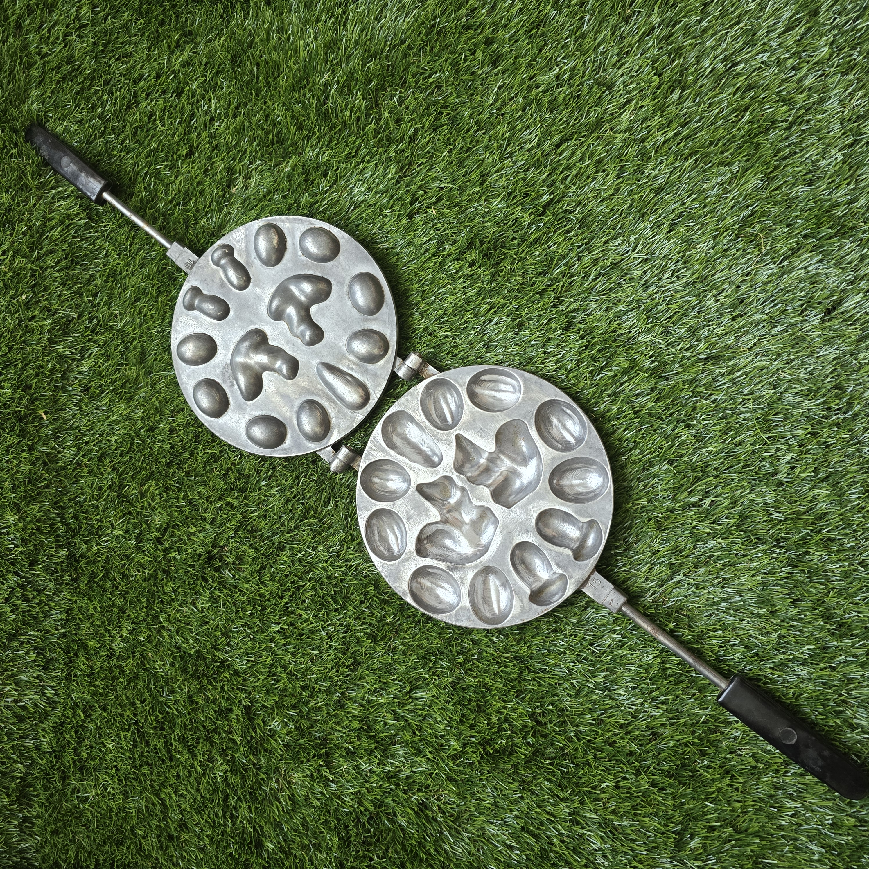 Senovinė asorti (2 voveraitės, 1 kankorėžis, 2 grybukai, 8 riešutėliai) keptuvė