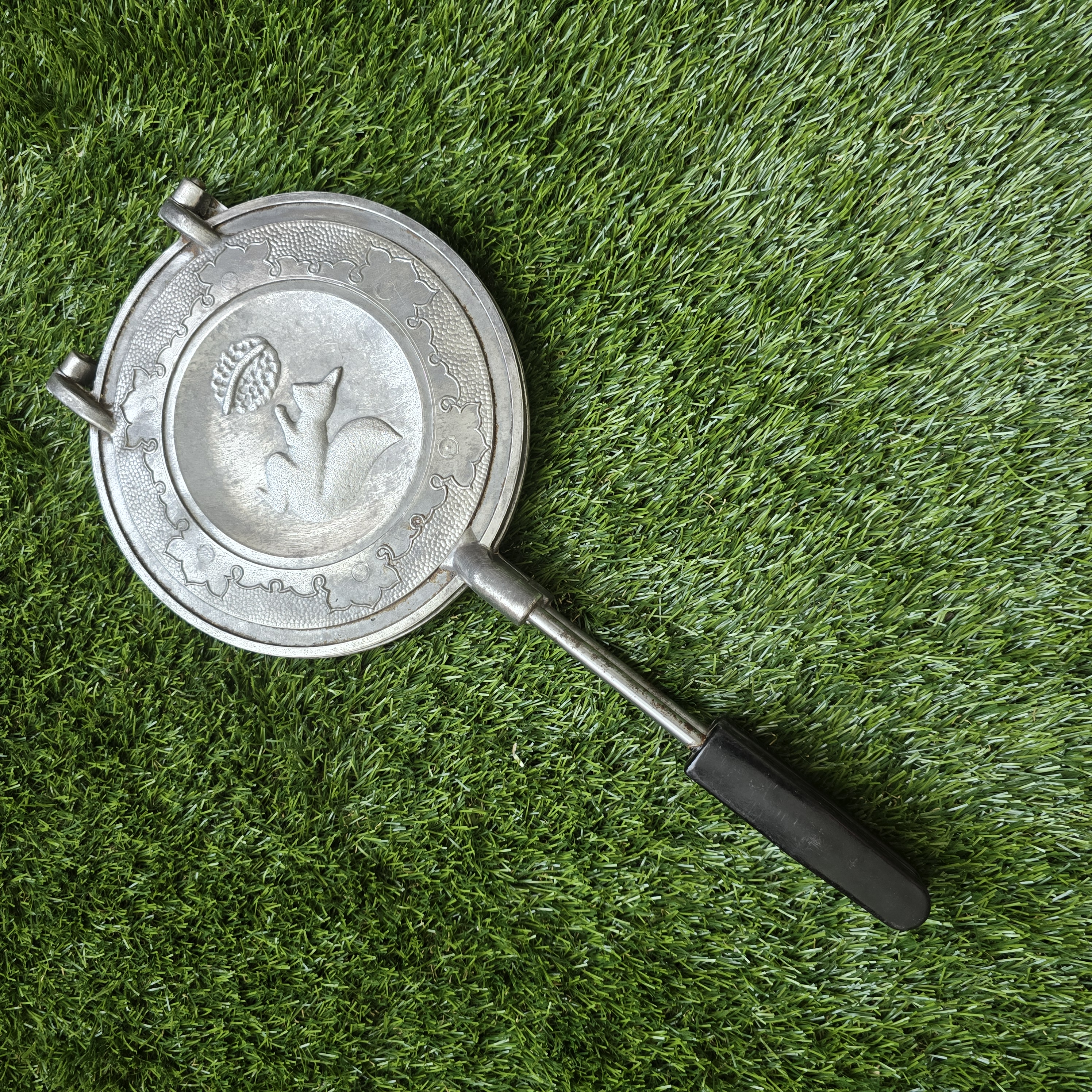 Senovinė asorti (2 voveraitės, 1 kankorėžis, 2 grybukai, 8 riešutėliai) keptuvė