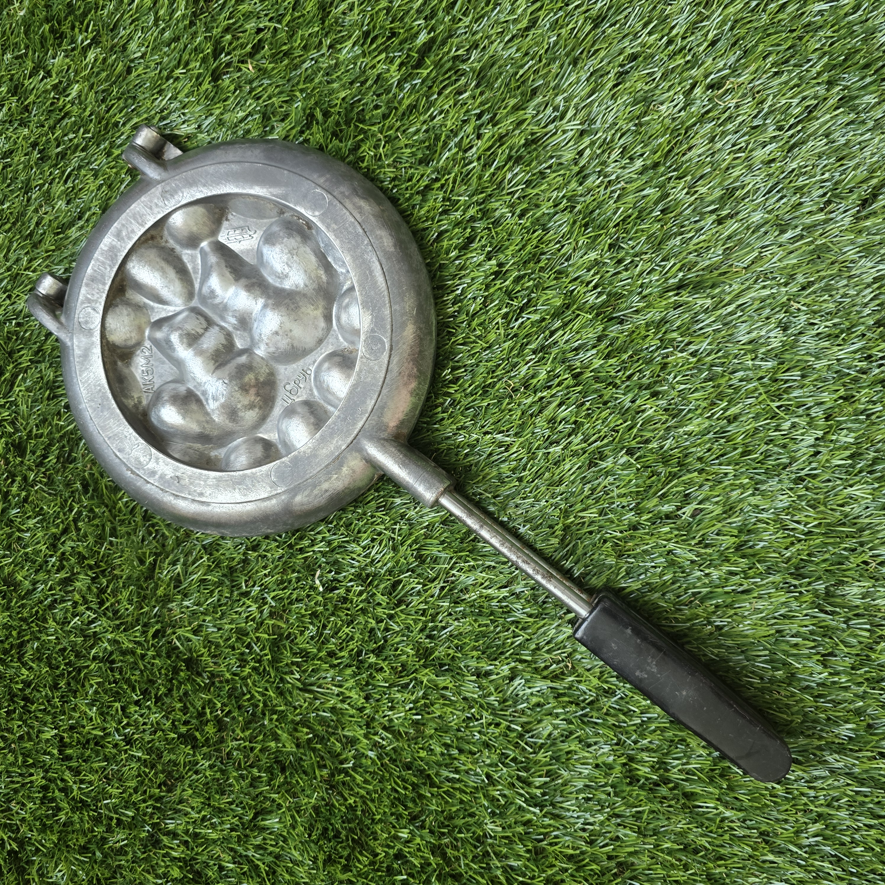 Senovinė asorti (2 voveraitės, 1 kankorėžis, 2 grybukai, 8 riešutėliai) keptuvė