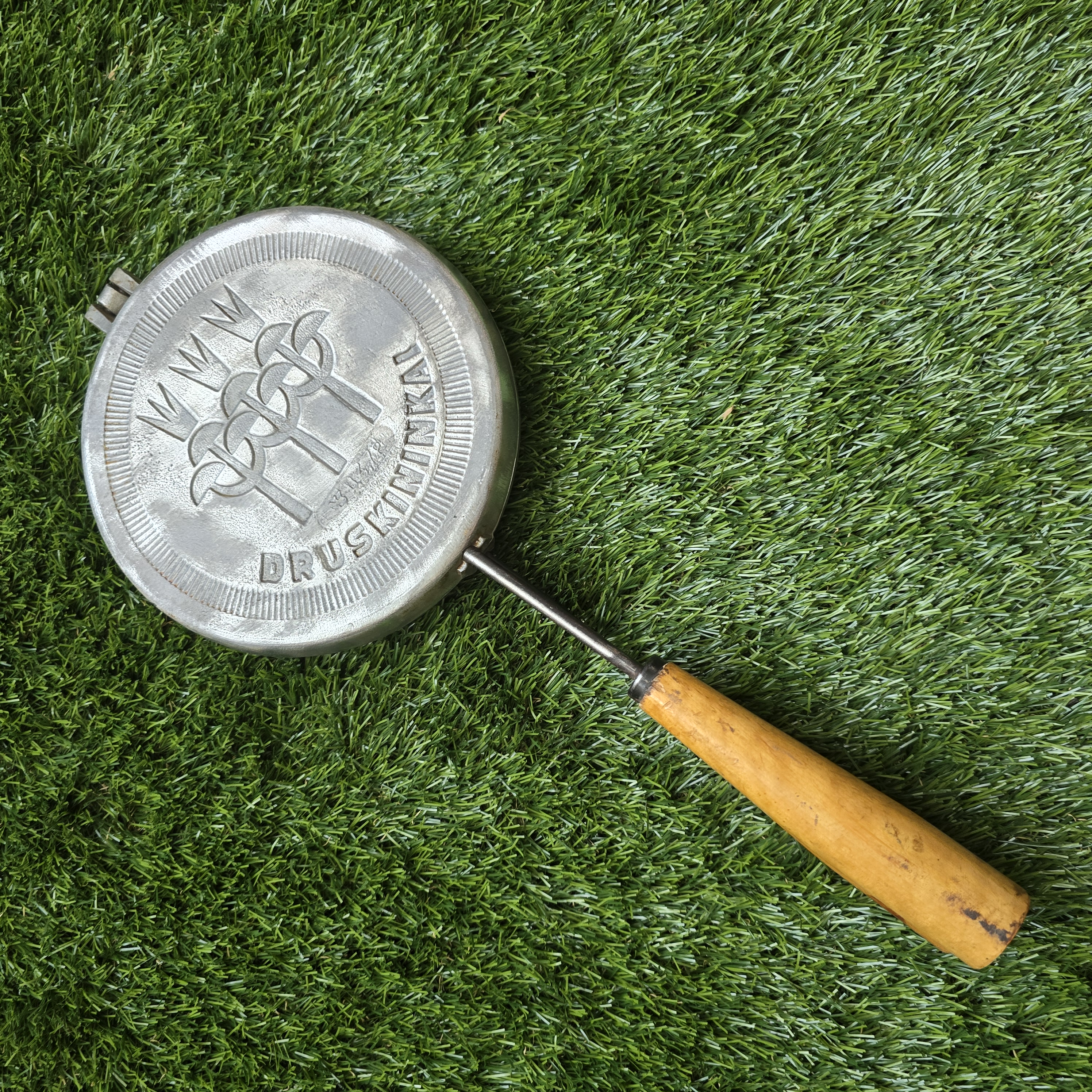 Senovinė asorti (antytė, šuniukas, gaidelis, voveraitė, paršelis, žuvytė, meškutis) keptuvė