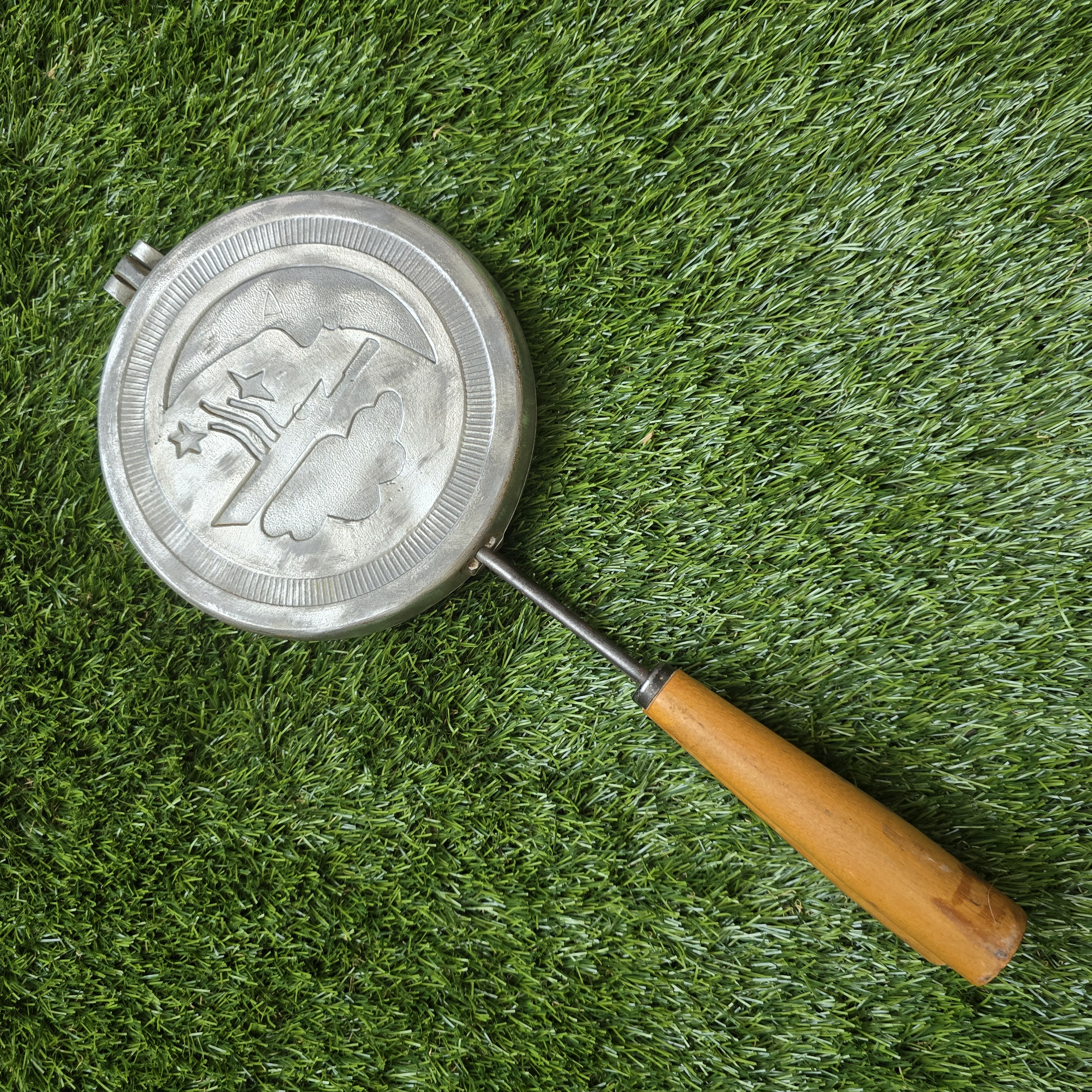 Senovinė asorti (antytė, šuniukas, gaidelis, voveraitė, paršelis, žuvytė, meškutis) keptuvė